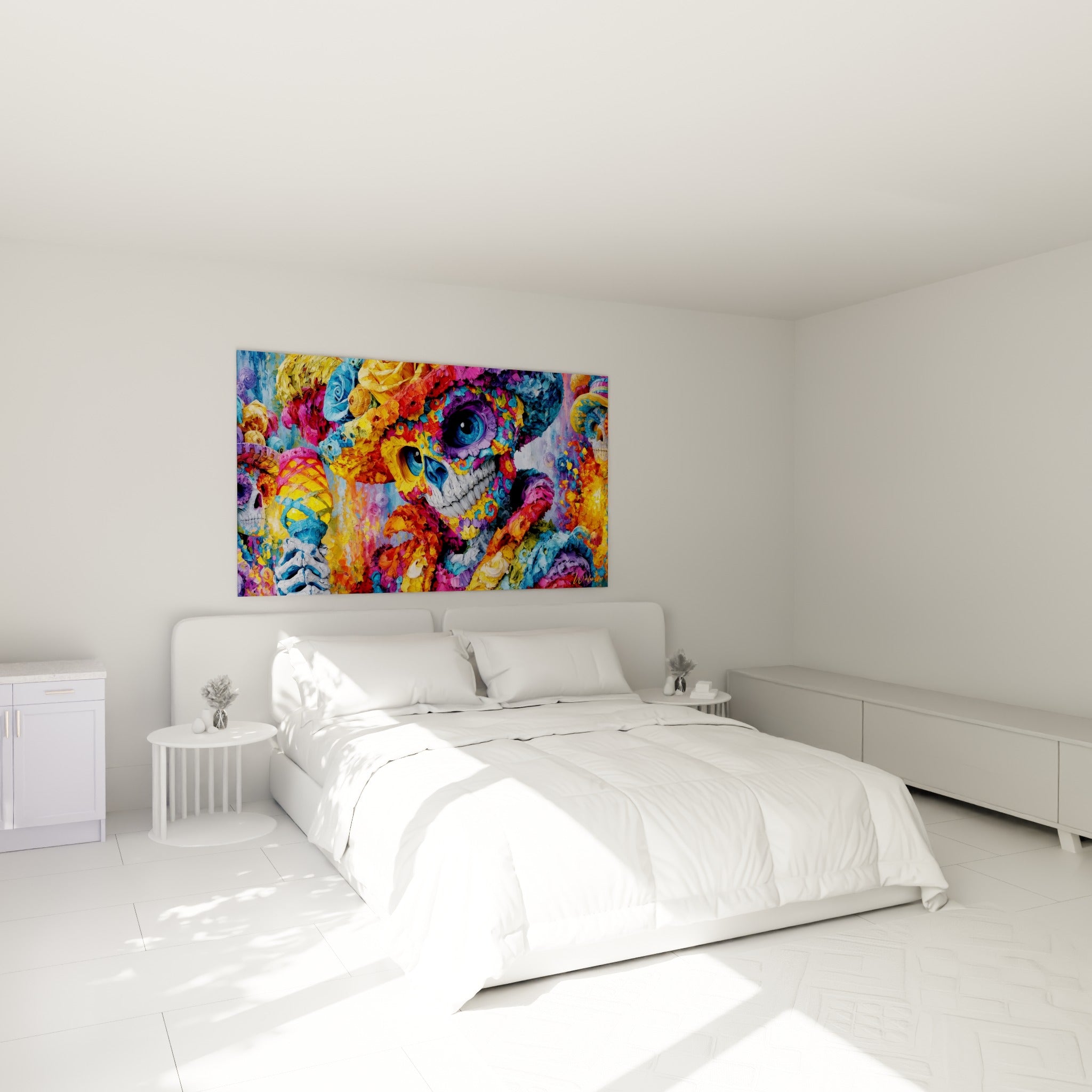 Visage orné de fleurs colorées Dia de los Muertos en bleu et doré, au-dessus d'un lit dans une chambre claire