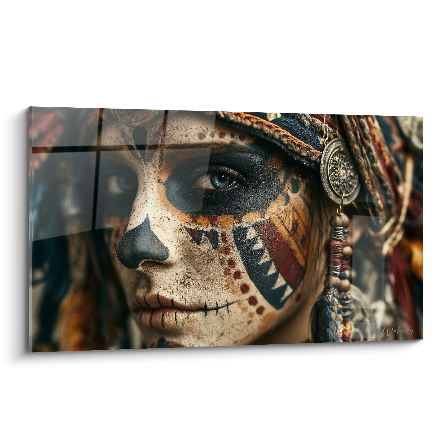 Visage peint Dia de los Muertos aux tons ocre et bordeaux, œil bleu intense sous maquillage rituel