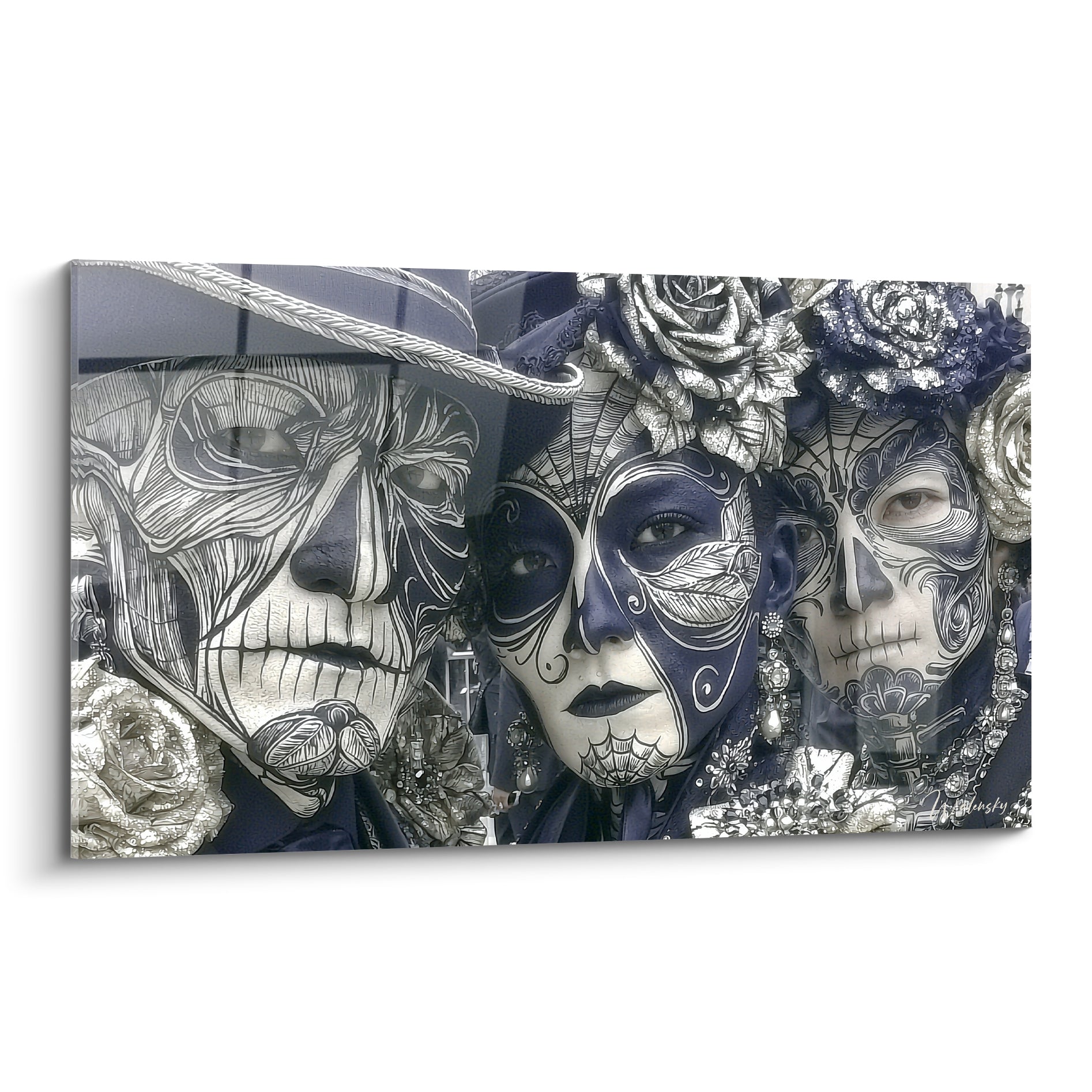 Trois visages Dia de los Muertos peints en bleu marine et argenté aux traits graphiques minutieux