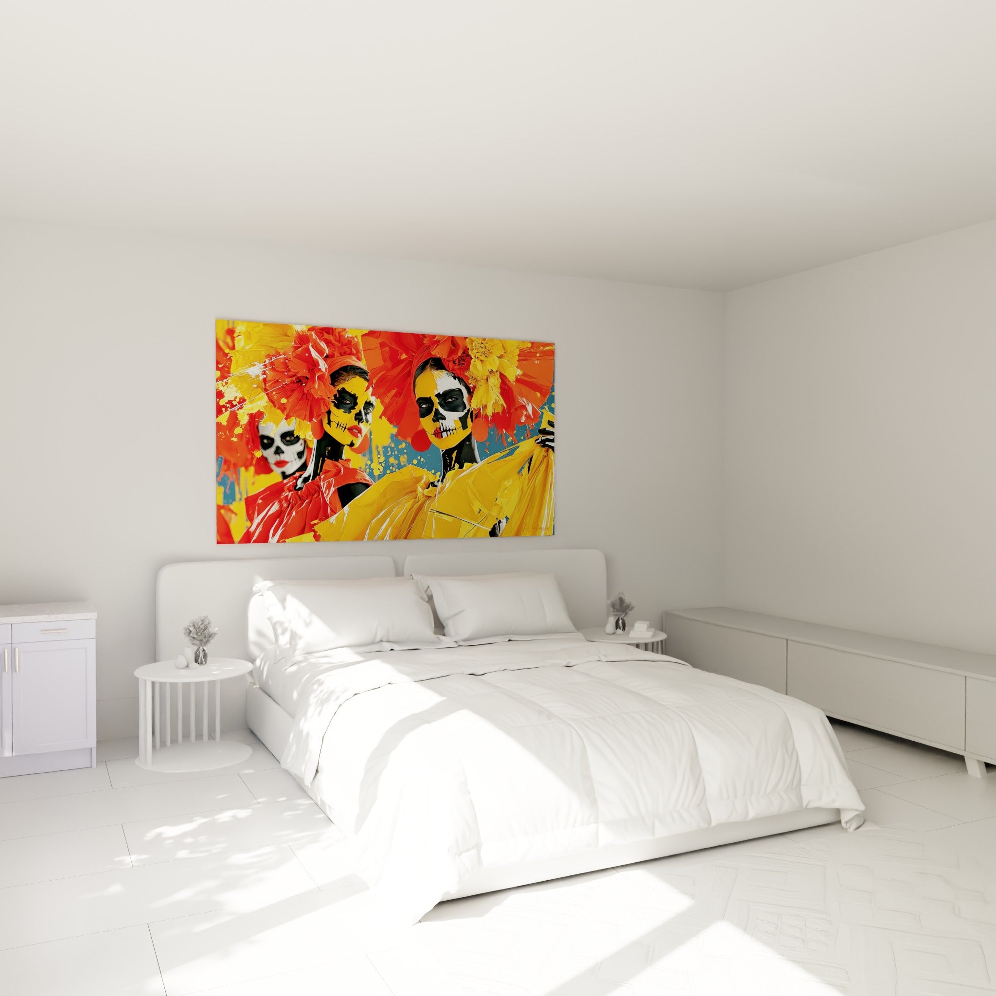 Visages peints jaune et rouge du Dia de los Muertos accrochés au-dessus d'un lit dans une chambre claire