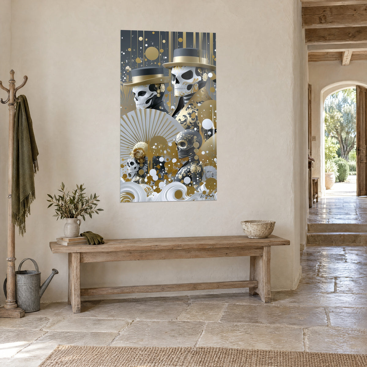 Schilderij schedels versierd met gouden rozetten, hoeden met gouden lint op grijze achtergrond, stenen muur en houten bank