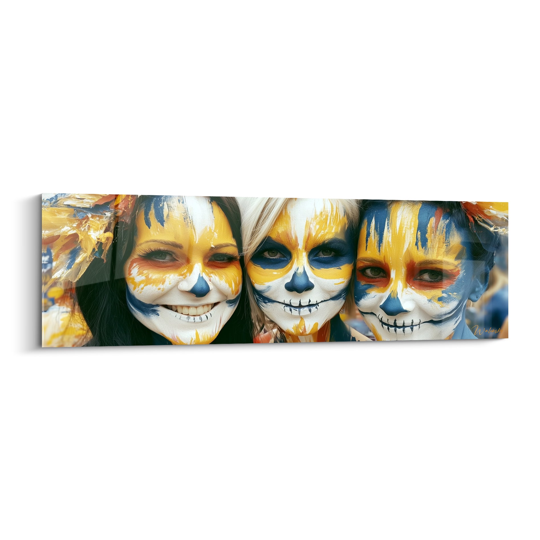 Trois visages Dia de los Muertos peints en jaune moutarde et bleu marine, sourire éclatant