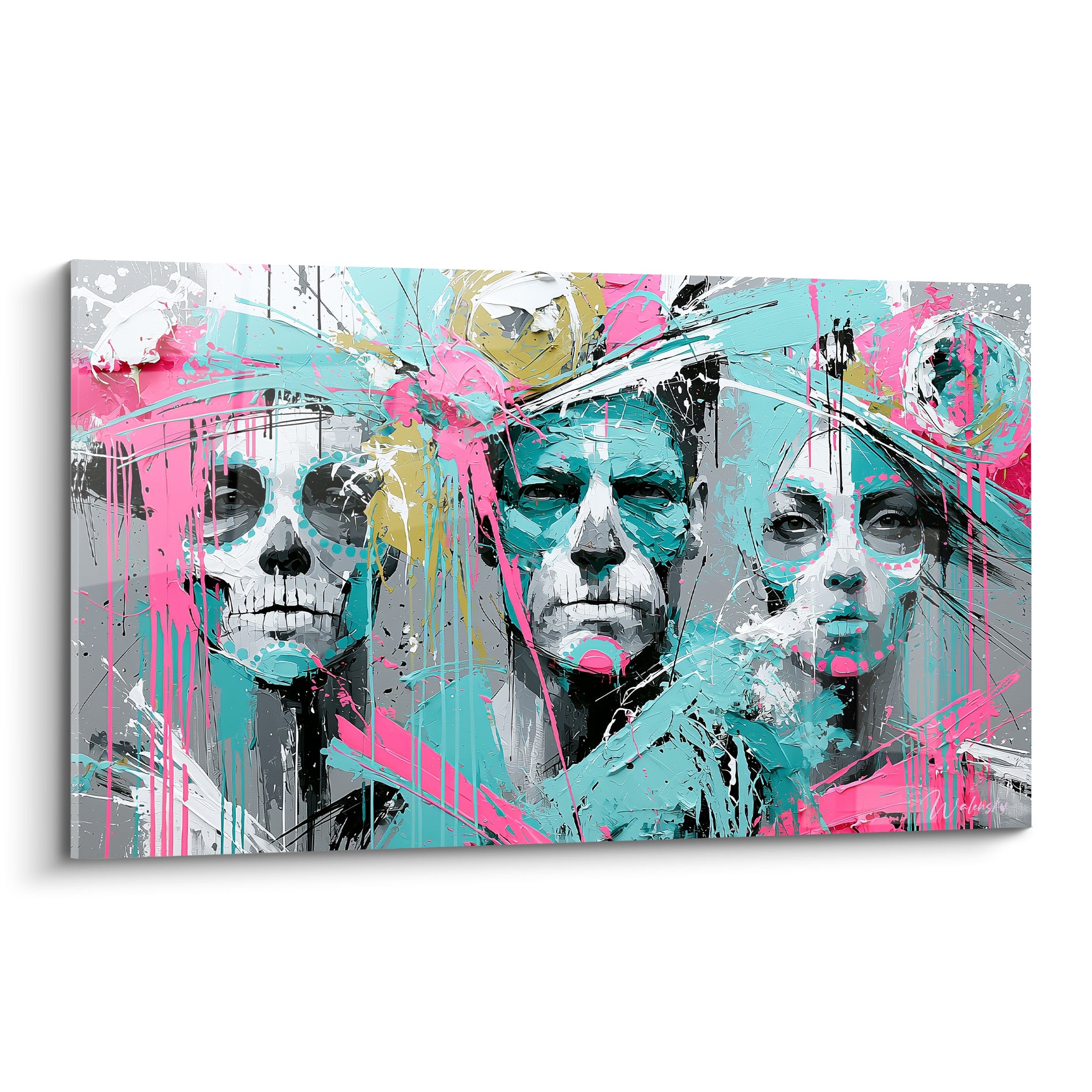 Trois visages Dia de los Muertos en rose fluo et turquoise, crânes maquillés sur fond gris éclaboussé