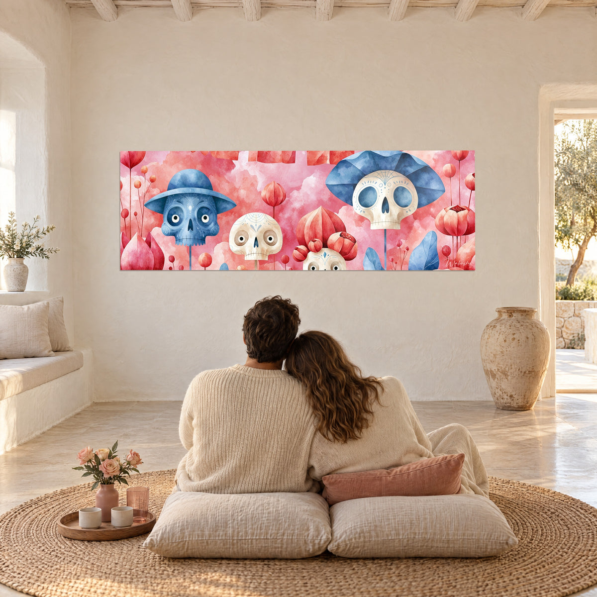 Schilderij van dag van de doden in roze en blauw aquarel, scharlakenrode bloemen en crèmekleurige schedels, tegenover een stel dat op kussens zit