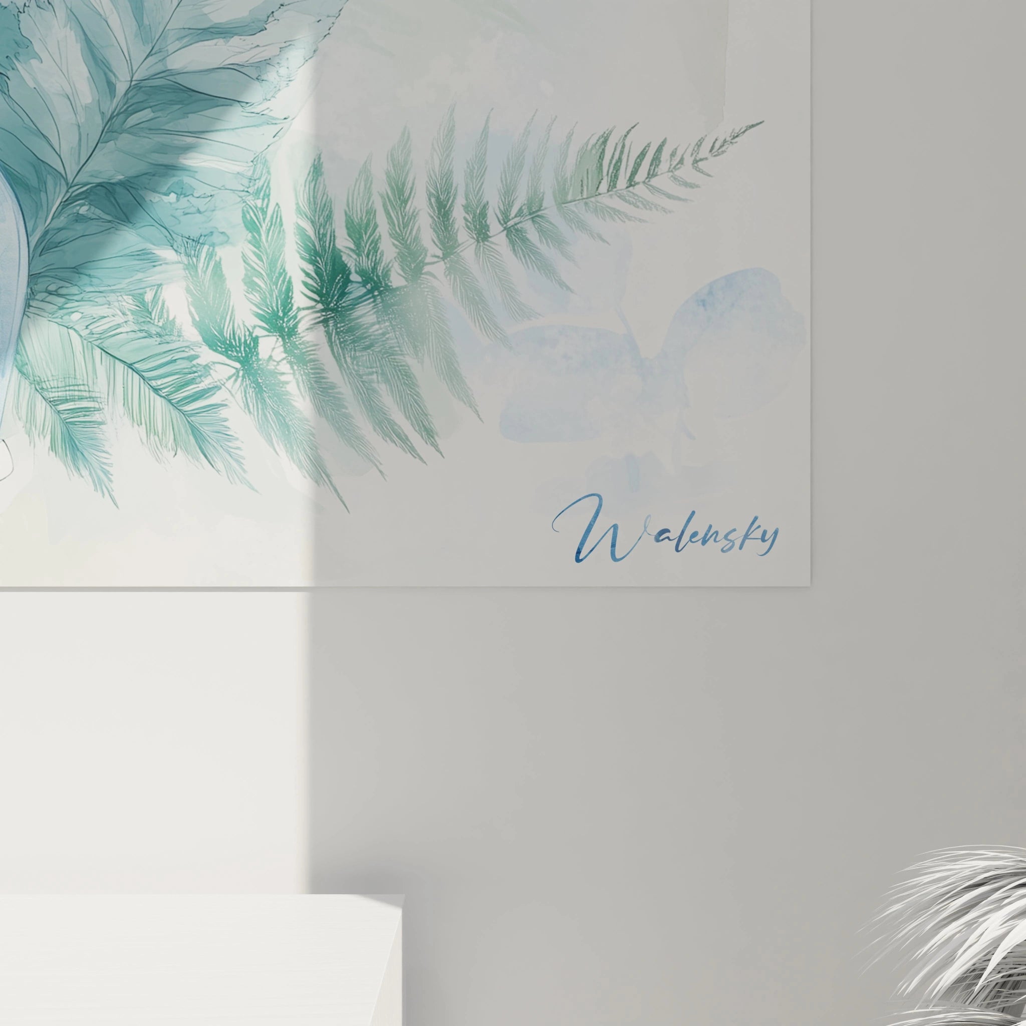 Un tableau dinosaure pour enfant figurant un dinosaure bleu souriant, entouré de feuillages verts stylisés, avec des textures aquarellées sur un fond clair en nuances de beige et blanc.