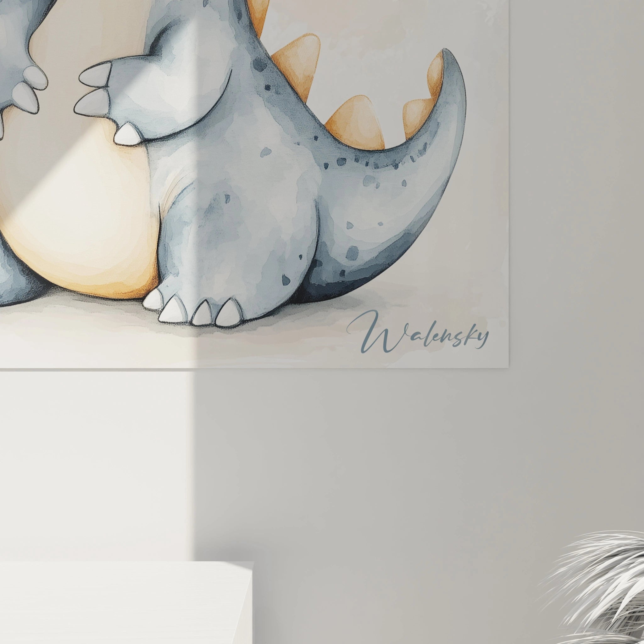 Un tableau dinosaure pour enfant montrant un dinosaure au design simplifié, dans une palette bleu-gris et beige, avec des touches orange sur le dos, appliqué dans un style doux et vaporeux.