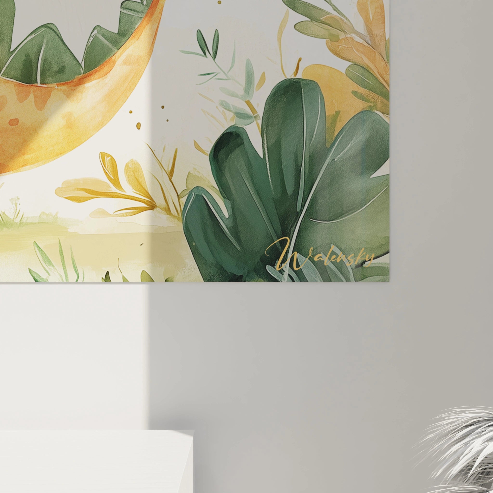 Un tableau dinosaure pour enfant mettant en scÚne un dinosaure orange avec une queue à écailles vertes, entouré de plantes. Dégradés doux en beige et vert avec un effet de peinture fluide.