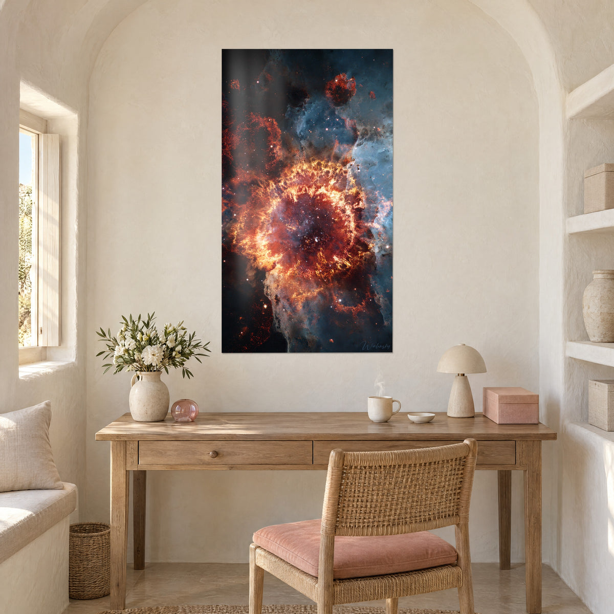 Tableau ciel d'étoiles en fusion, cœur sombre cerclé d'orange, bureau en bois clair, lampe champignon et fleurs