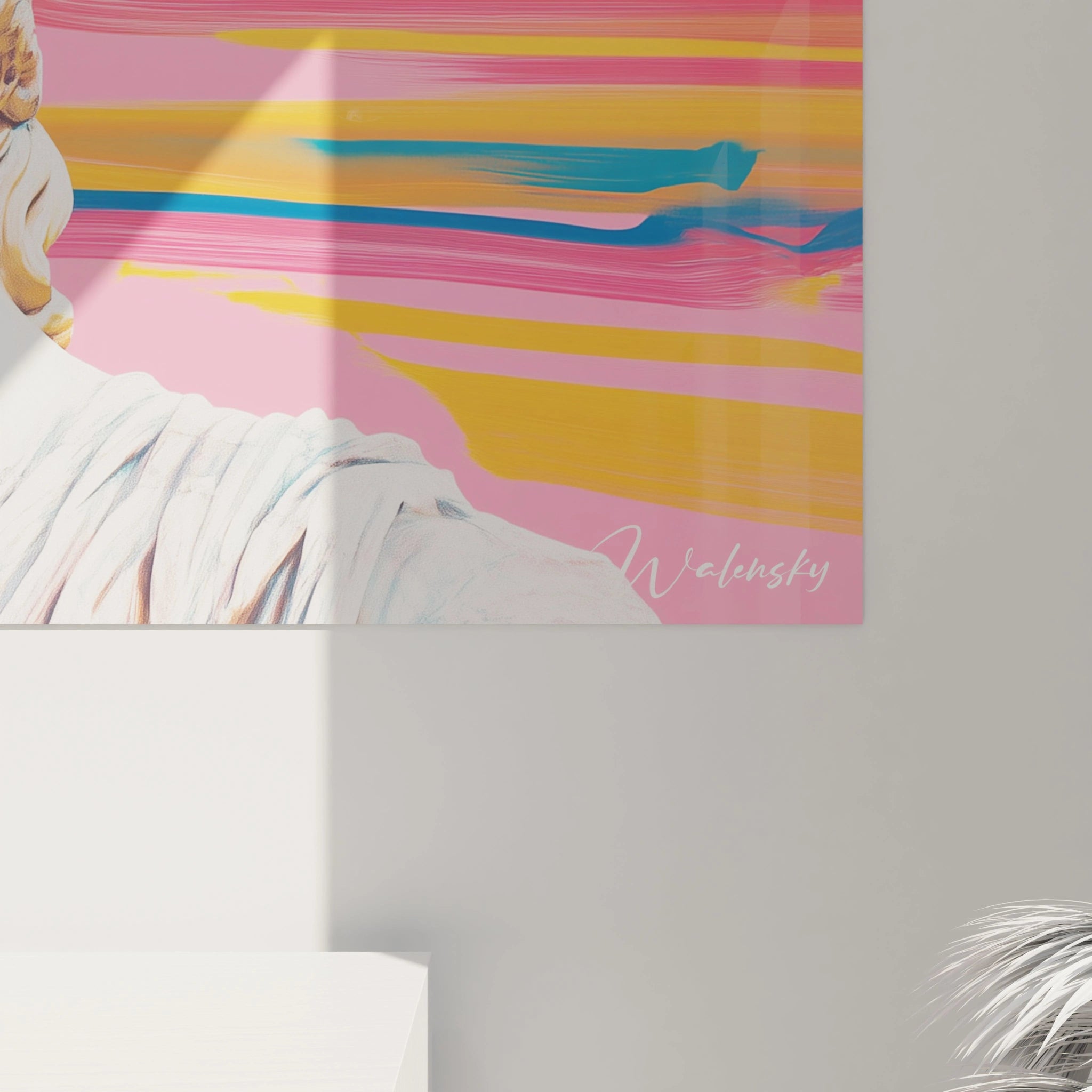 Détail d’un tableau peinture contemporaine abstrait combinant un profil sculptural en beige clair avec un fond rose vif et des superpositions de couleurs orange et bleu en lignes fluides.