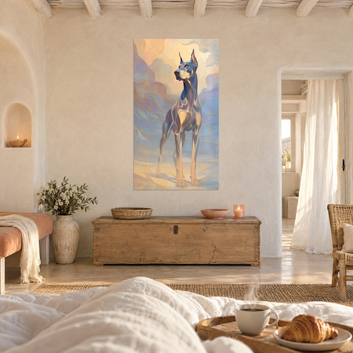 Schilderij edele molosser die naar links kijkt, vale snuit, lila en crème krullen, boven een bed in een lichte slaapkamer