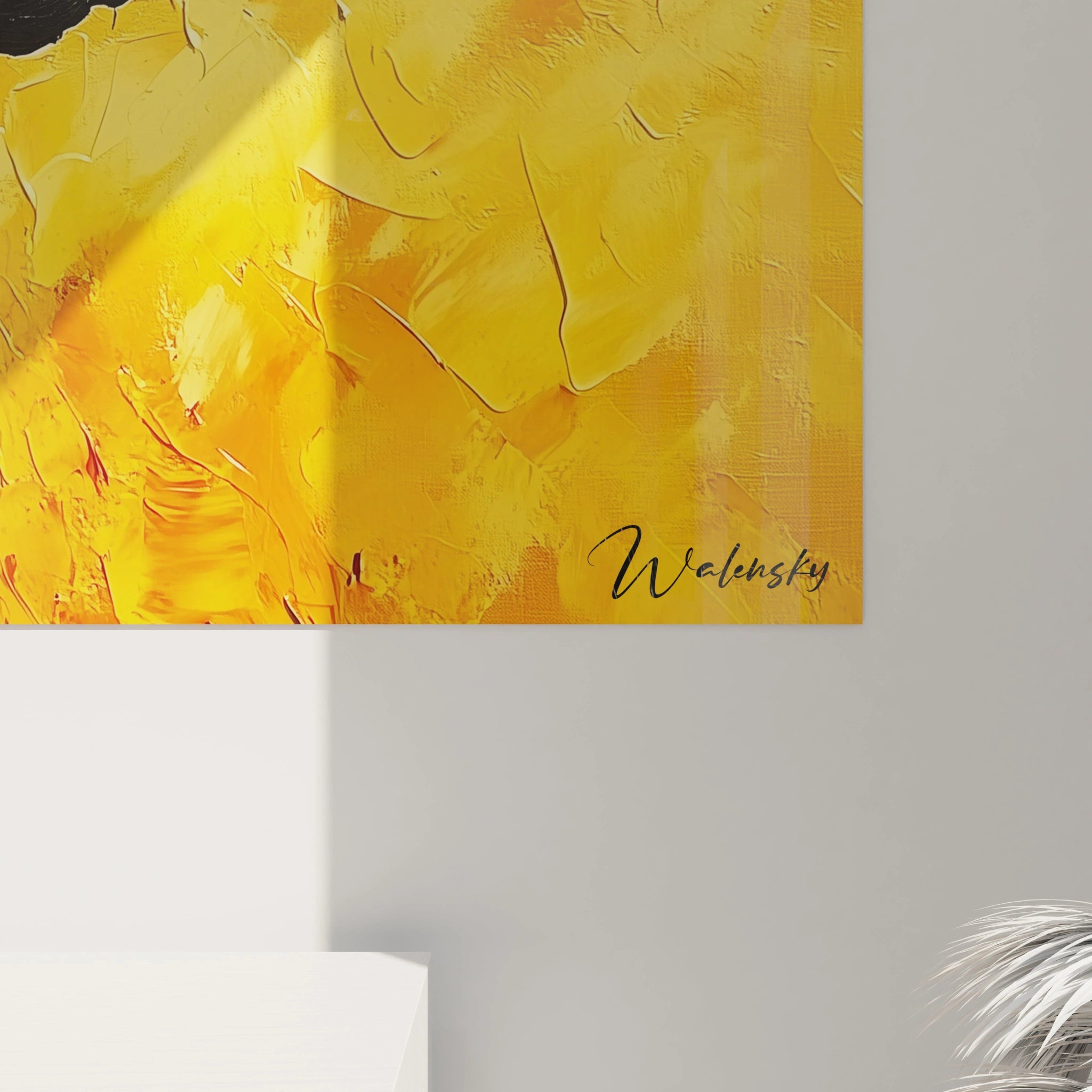 Un tableau Doberman présentant un portrait canin noir et feu sur fond jaune éclatant. Détails précis des traits du chien, texture épaisse de la peinture, jeu de lumière sur le pelage noir brillant et l'œil vif.