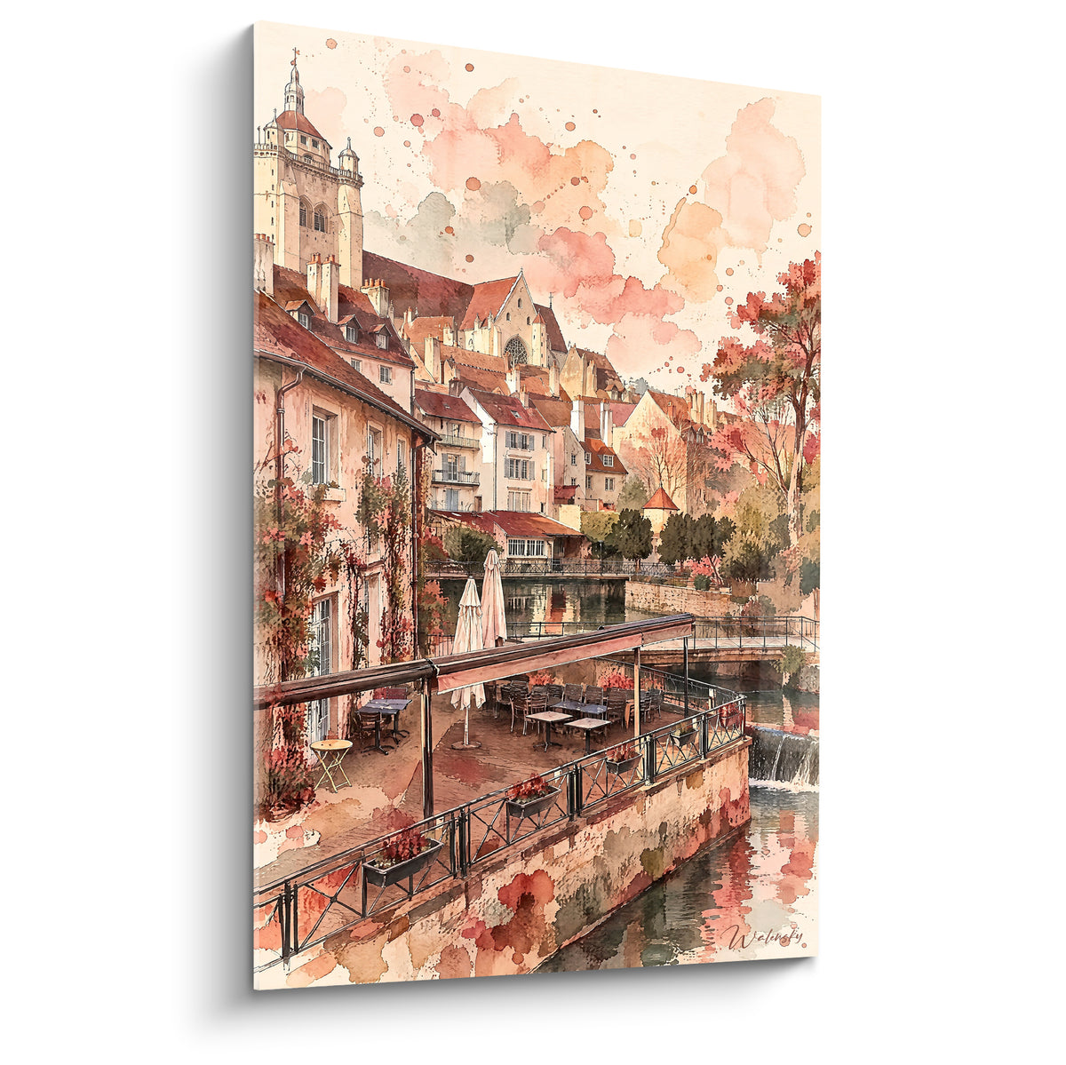 Cité fluviale rose et ocre avec clocher gothique et terrasse de café sur un quai de pierre