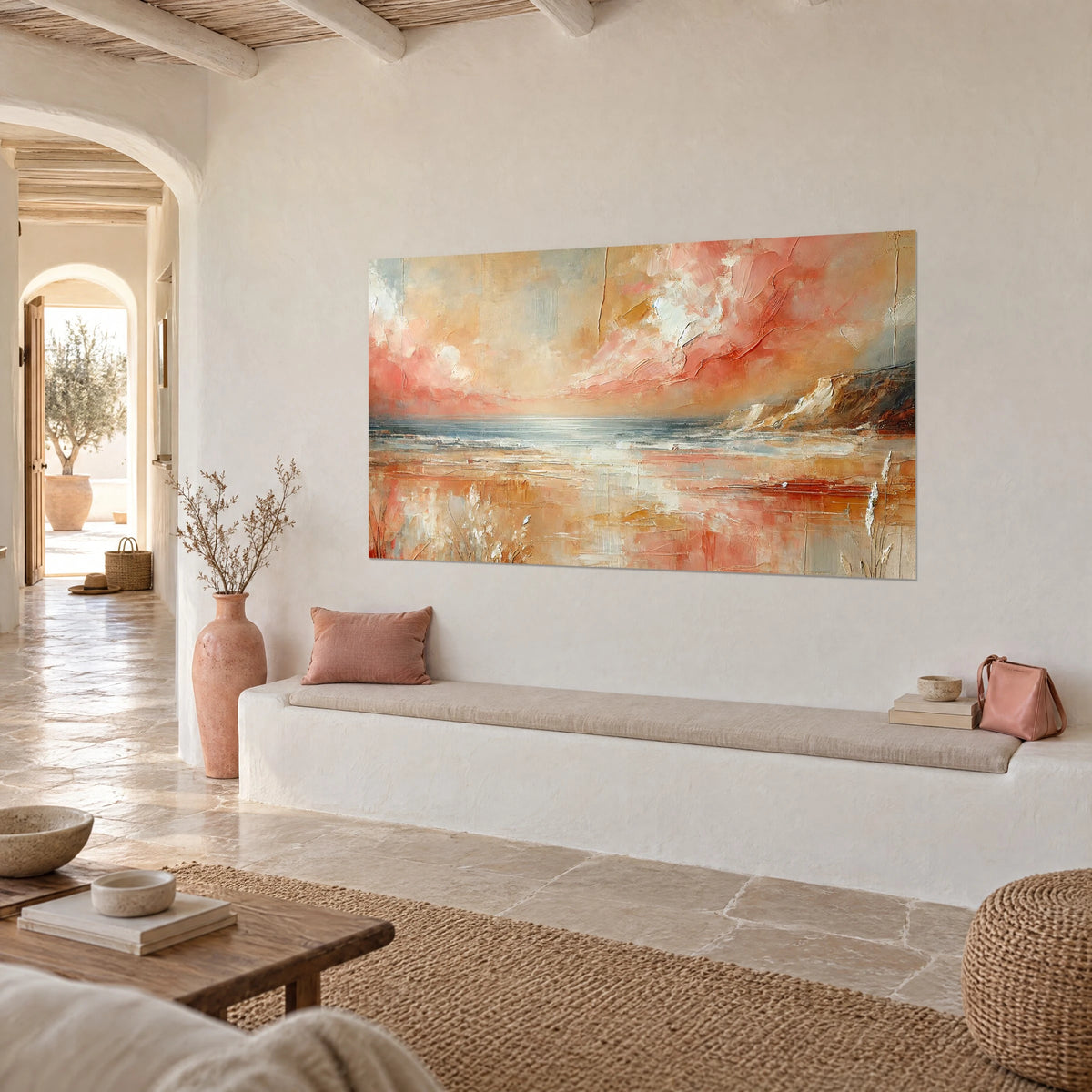 Quadro riva astratta in empasto ambra e rosa salmone, orizzonte grigio azzurro, su un muro bianco accanto a una panca