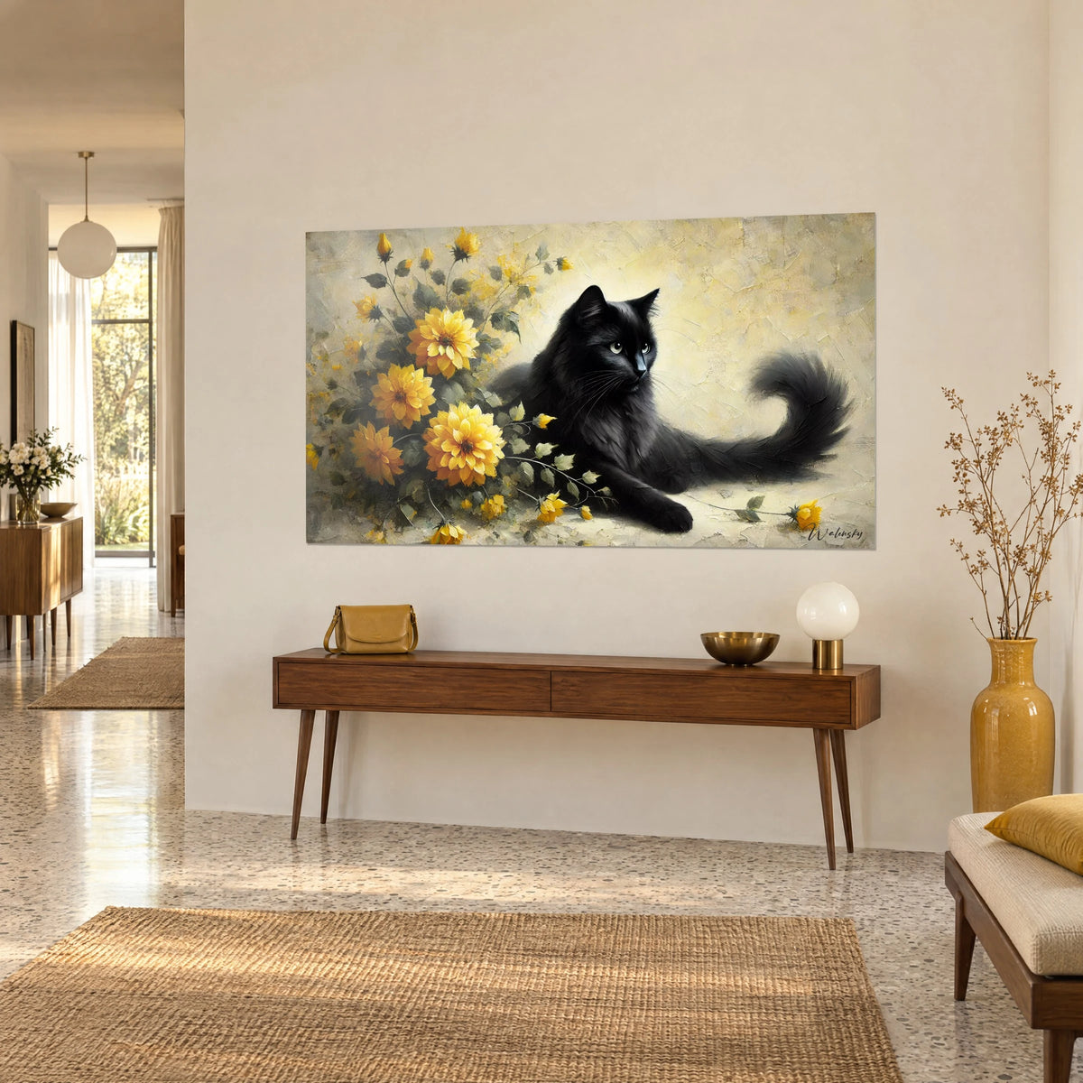 Cuadro felino de terciopelo oscuro tumbado junto a flores doradas, cola esponjosa enroscada, colgado sobre una consola de madera
