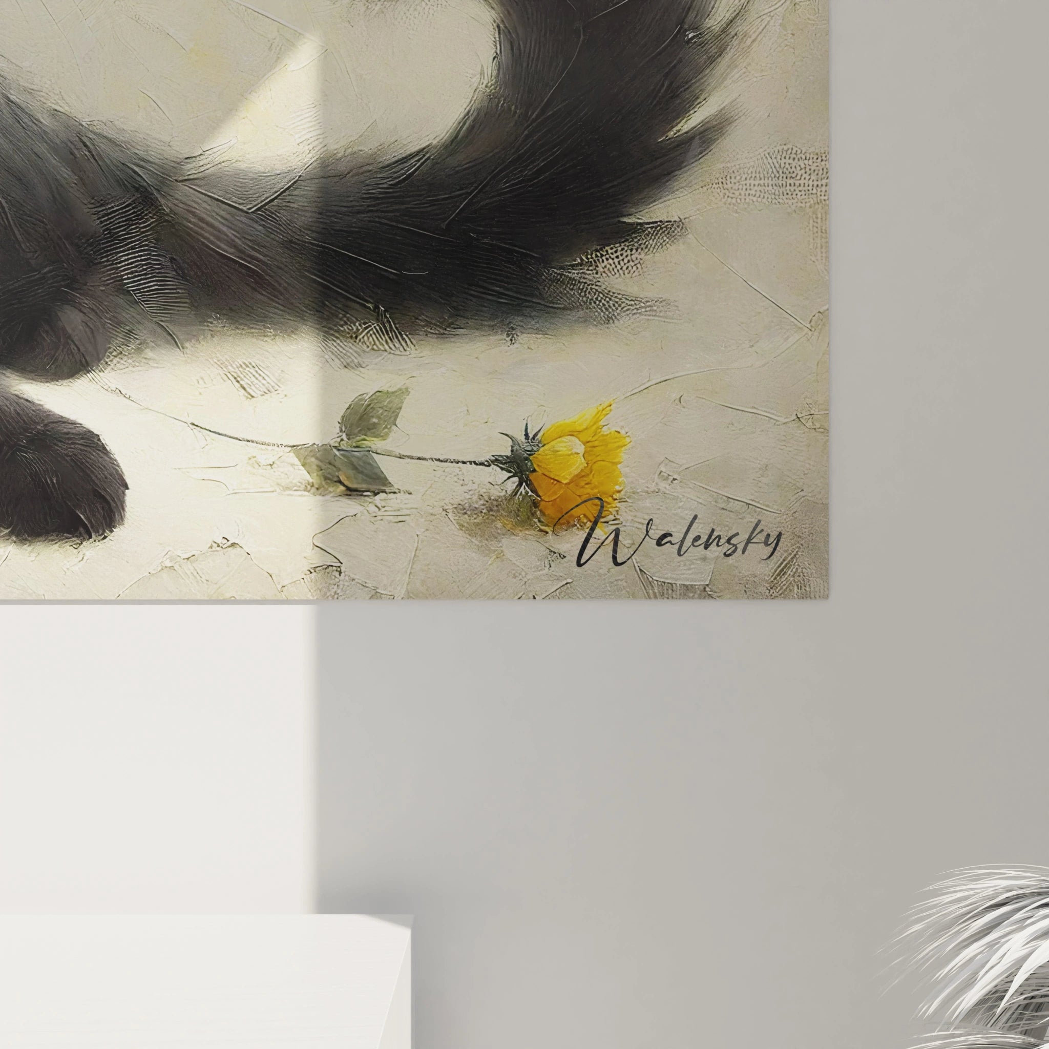 Une vue rapprochée de ce tableau chat révèle des détails subtils du chat noir et des fleurs jaunes. La texture réaliste et les couleurs contrastées en font une pièce artistique captivante et raffinée.