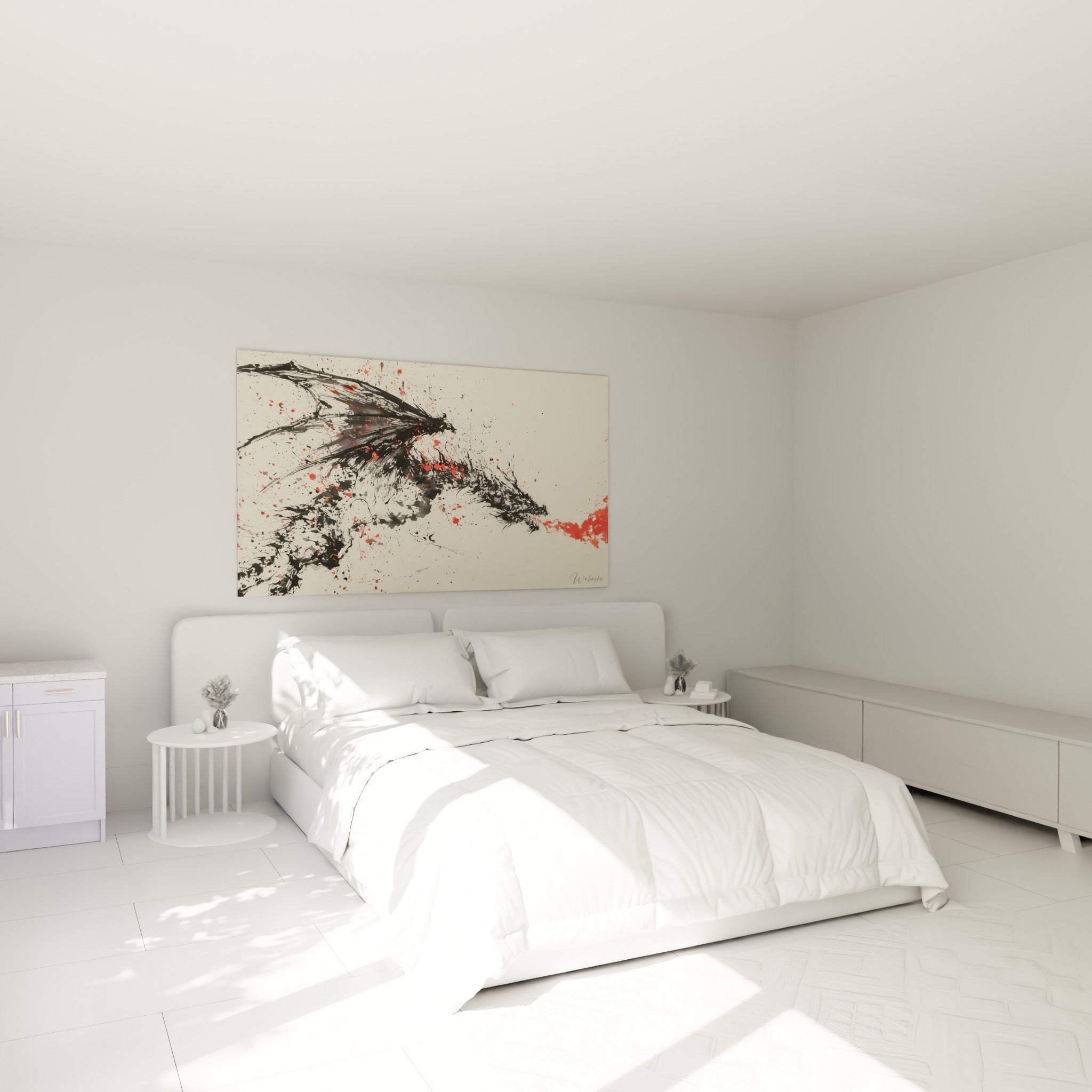 Créature ailée en encre noire et rouge suspendue au-dessus d'un lit dans une chambre claire