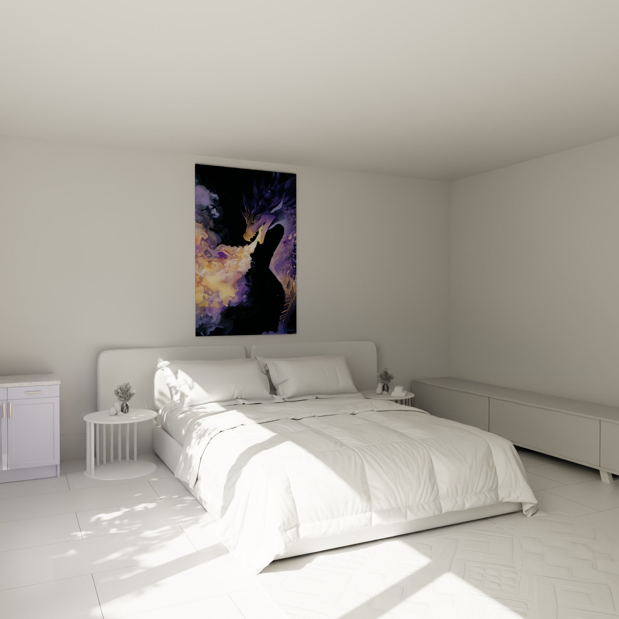 Créature ailée violette au souffle doré, écailles anthracite, accrochée au-dessus d'un lit dans une chambre claire