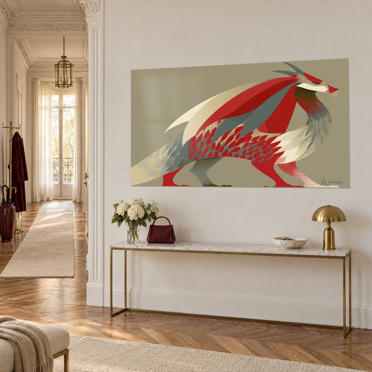 Schilderij gevleugeld mythisch wezen in baksteenrood en grijsgroen, waaiervormige crèmekleurige staart, aan een witte muur boven een gouden console