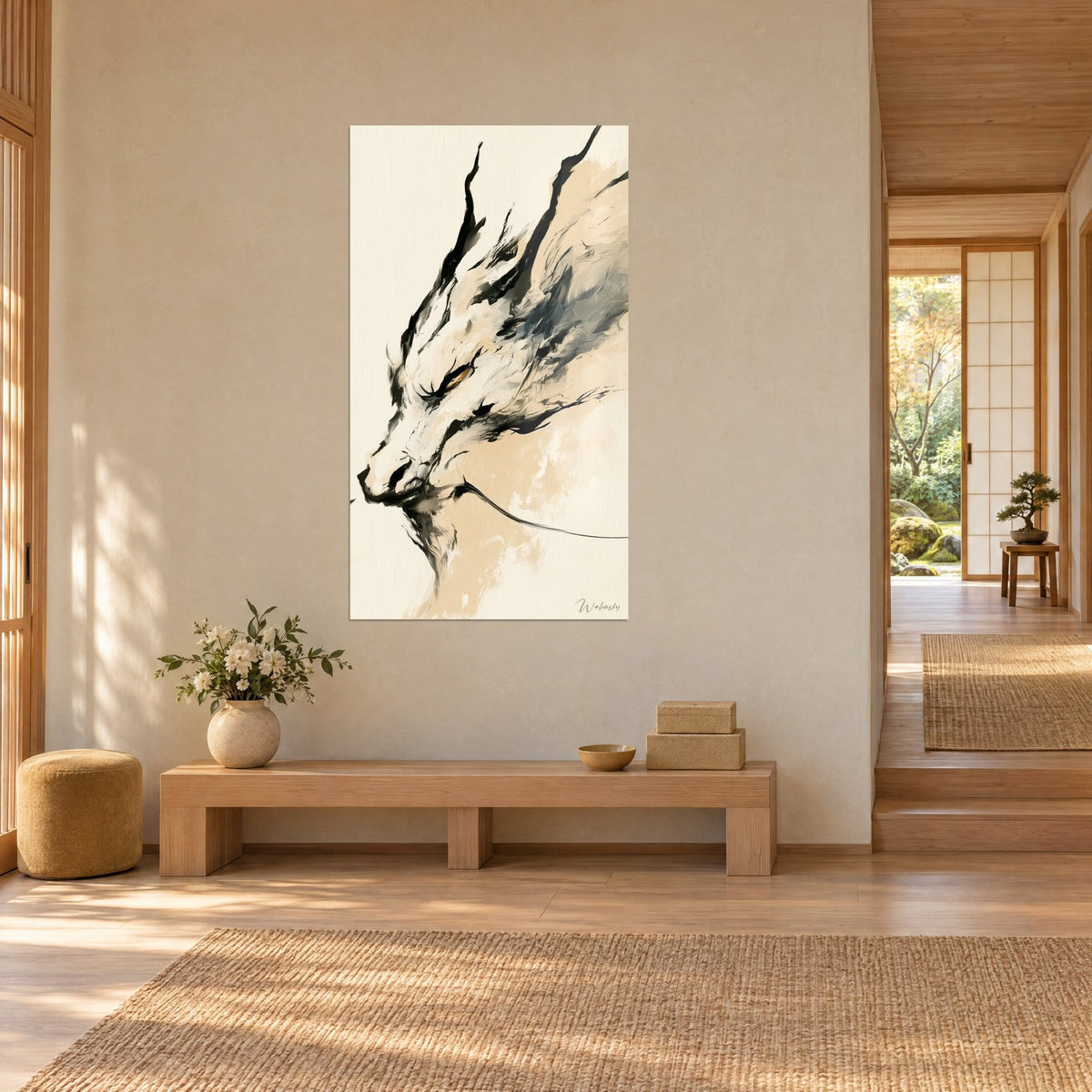 Tableau tête de dragon esquissée au pinceau sec, noir de jais et crème, entre un banc en bois et un couloir japandi