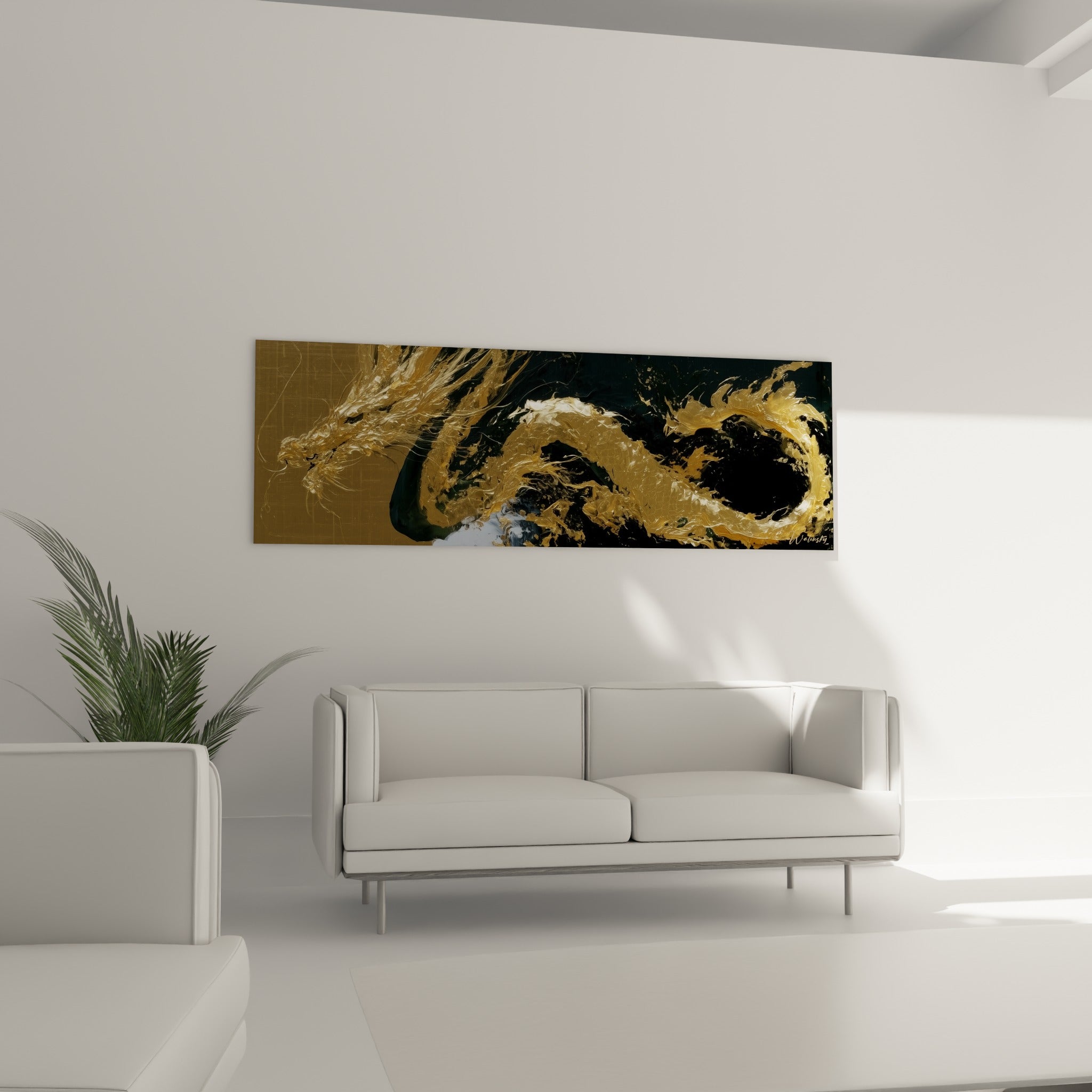Corps sinueux du dragon doré et anthracite accroché au-dessus d'un canapé dans un salon lumineux