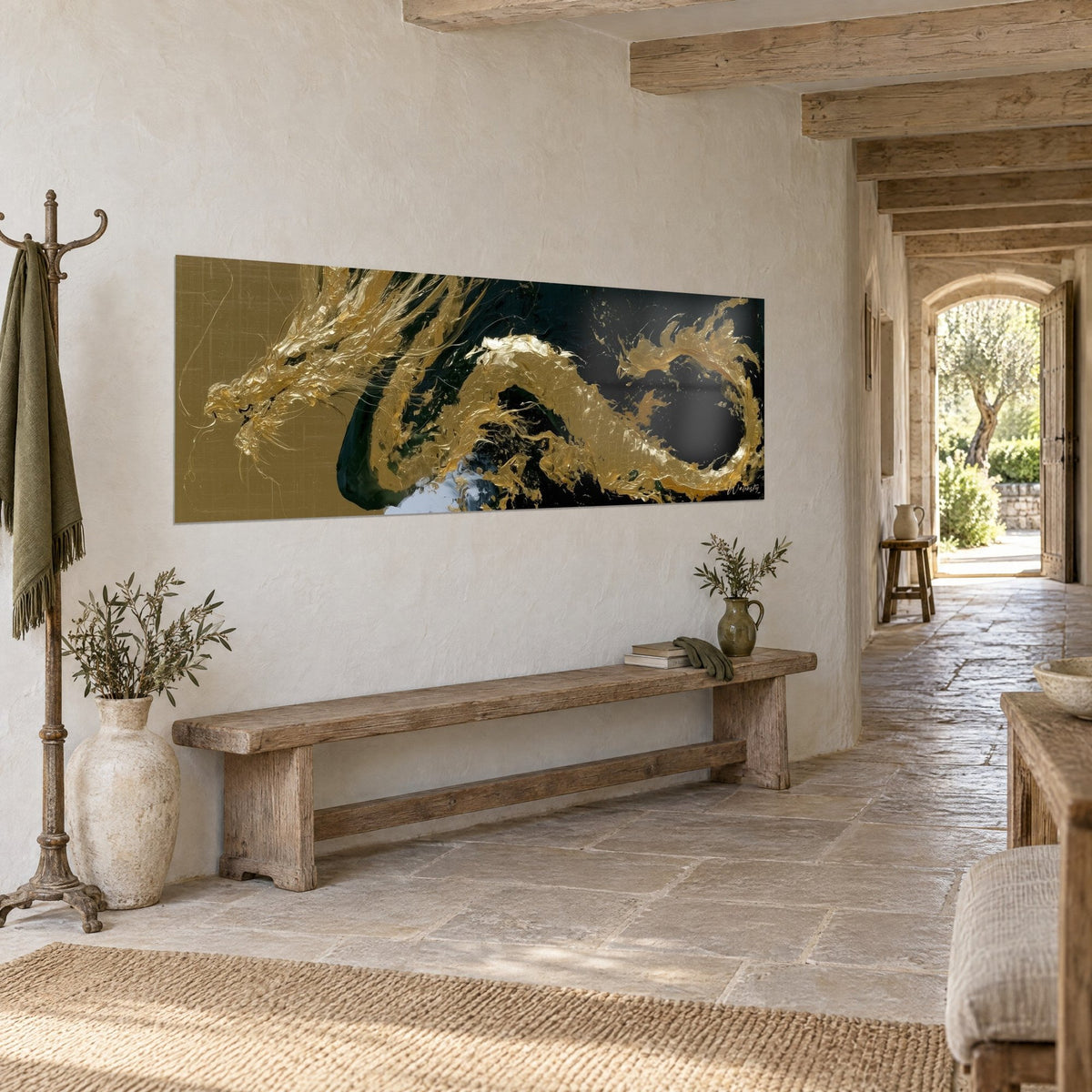 Tableau serpent céleste en relief doré, crinière flamboyante et fond vert sombre, face à une banc de bois dans une entrée de pierre
