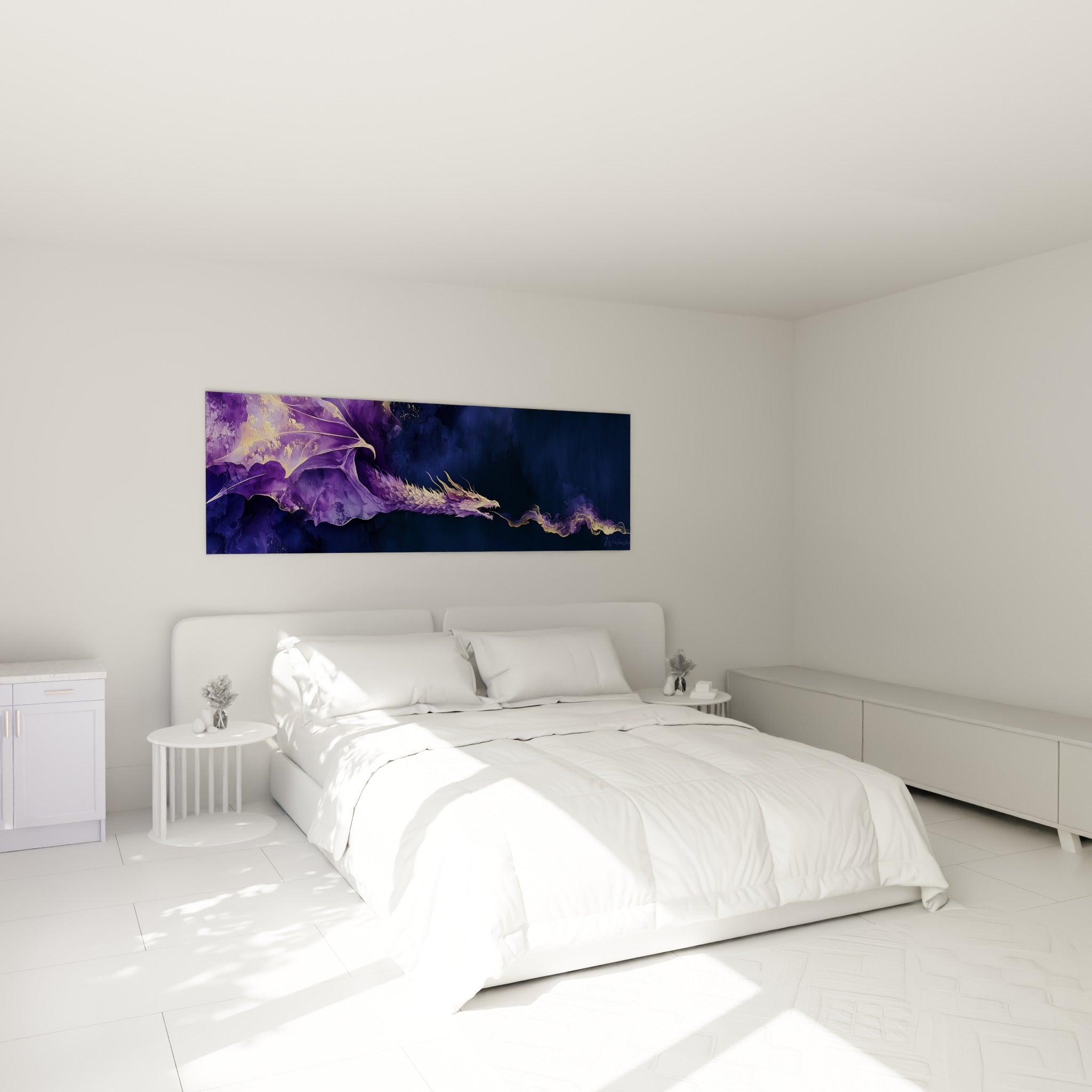 Créature ailée violette et dorée en plein vol au-dessus d'un lit dans une chambre claire