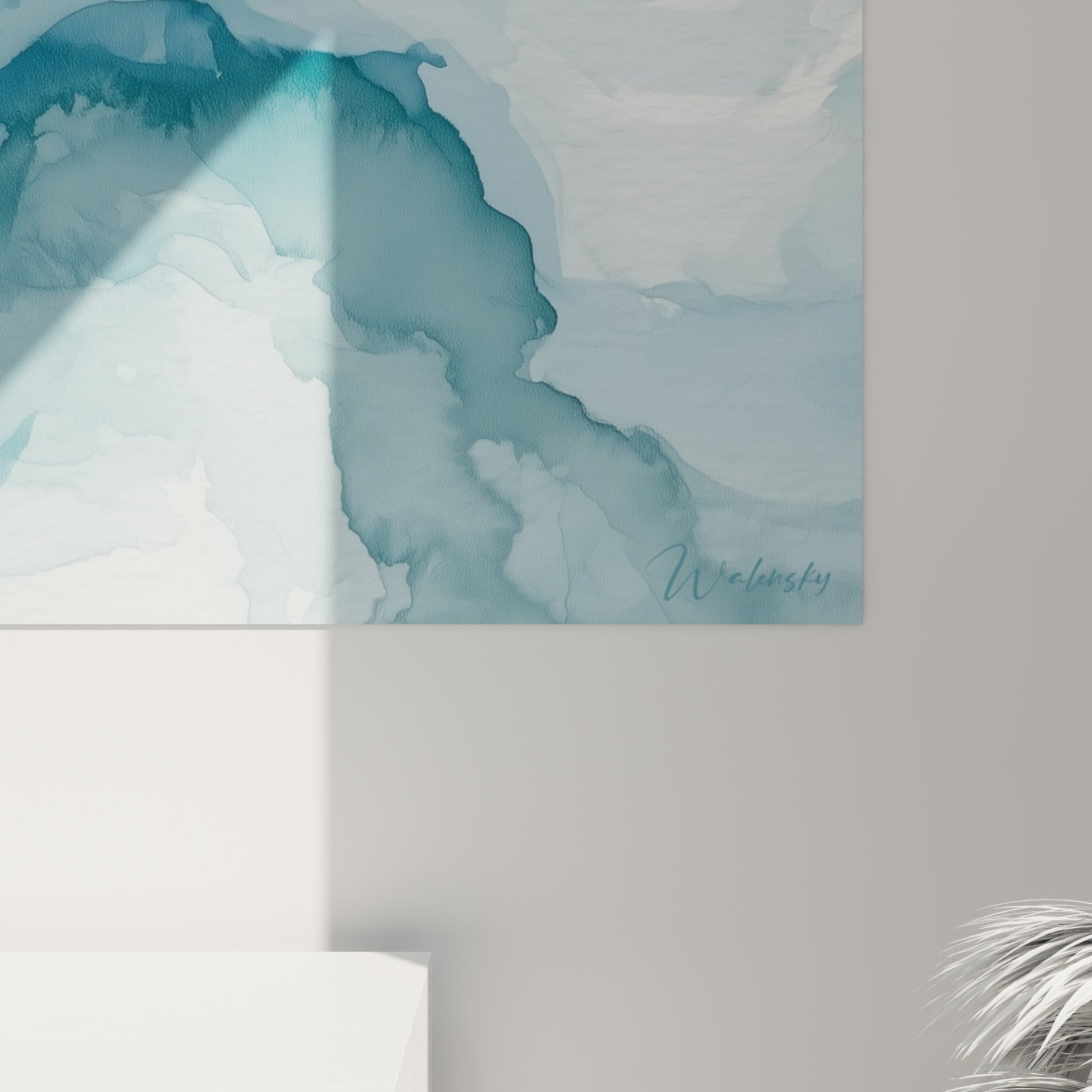 Détail des coulures d'encre bleu marine et bleu pastel, grain du papier visible sous la matière aquarelle