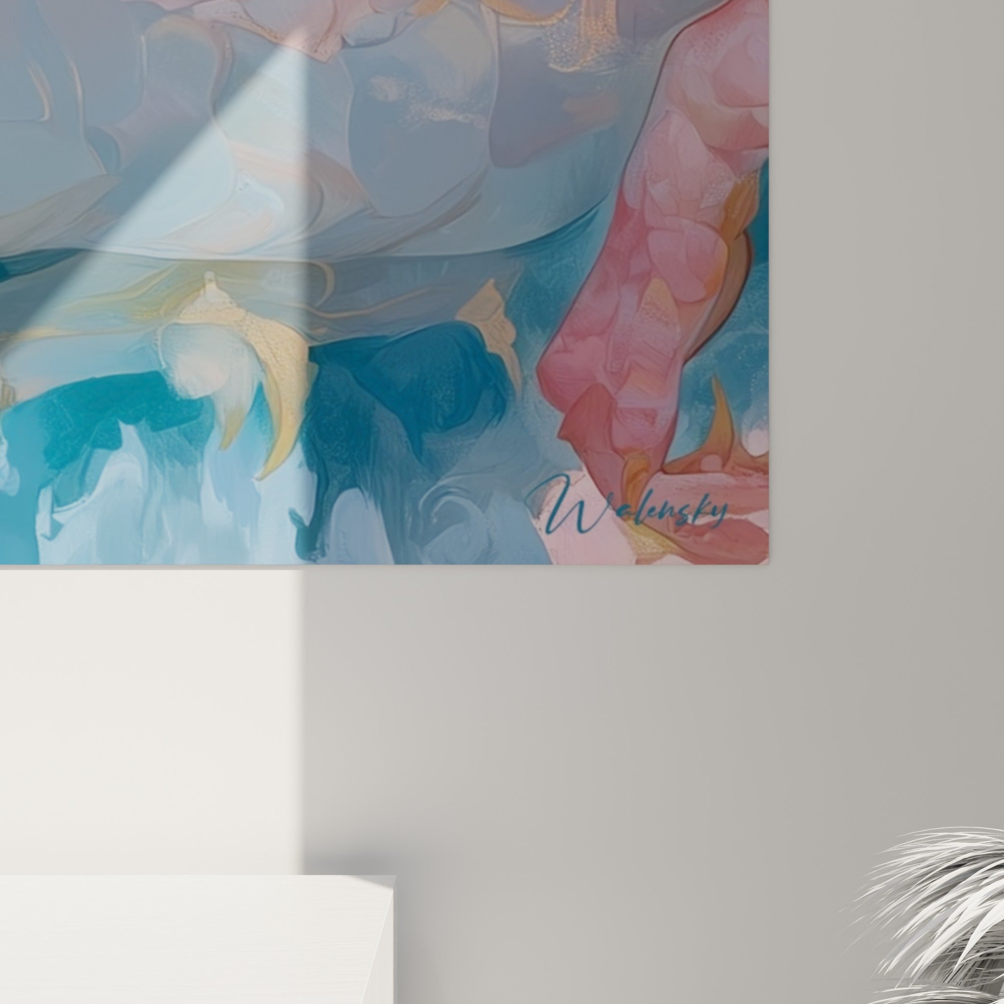 Détail des écailles dorées et de la fourrure vaporeuse rose et bleue capturant la matière picturale de l'œuvre