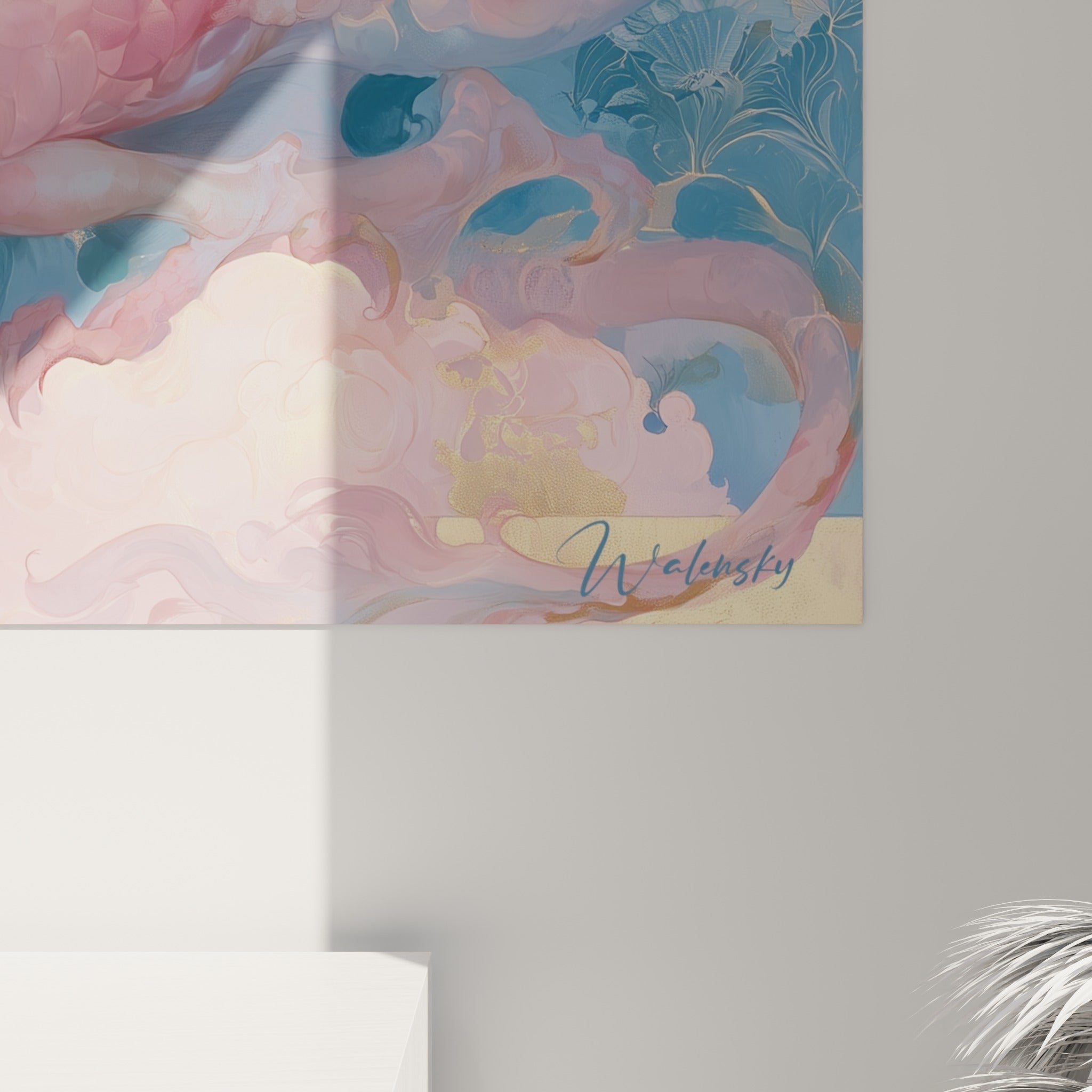 Écailles nacrées rose et touches dorées liquides visibles en détail sur la toile du dragon