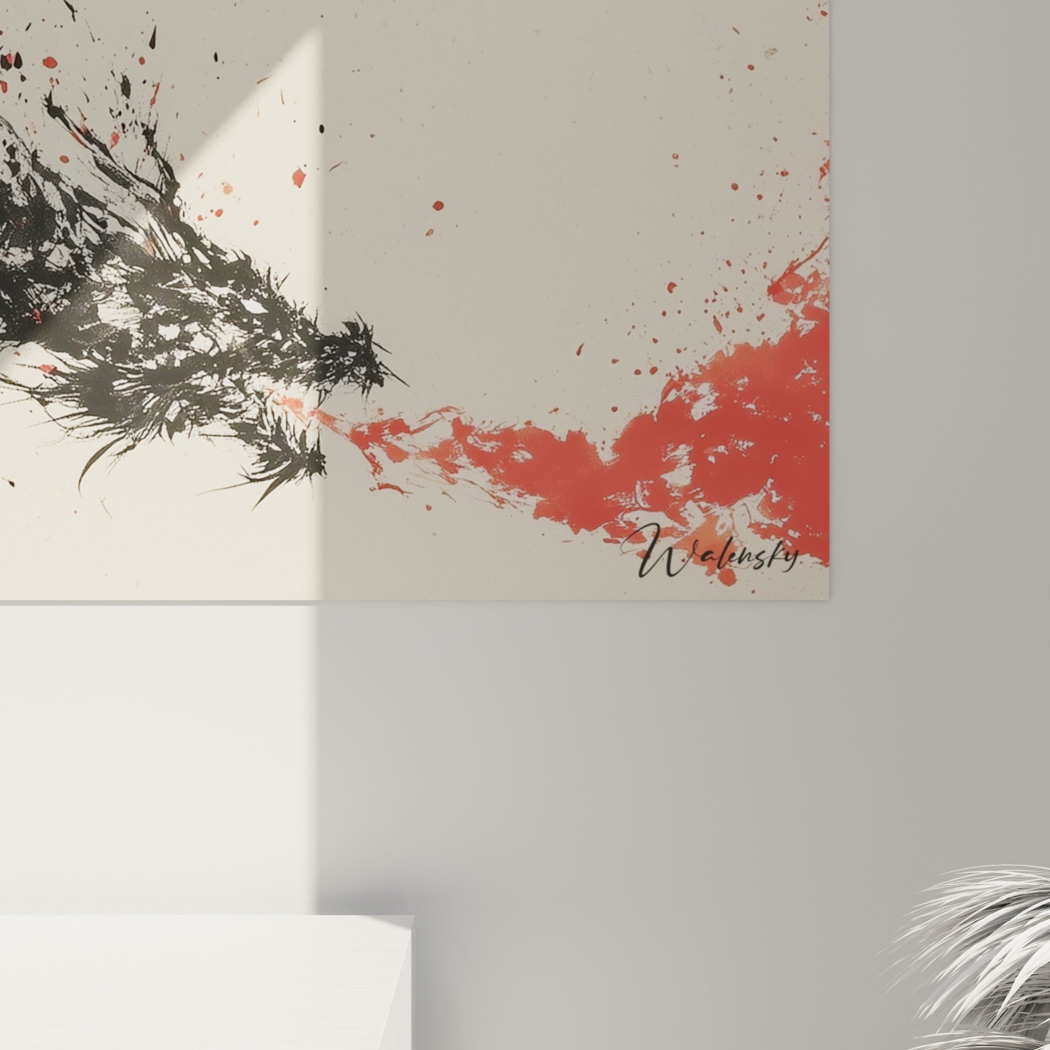 Détail des projections d'encre noire et coulures rouge vermillon sur fond ivoire granuleux