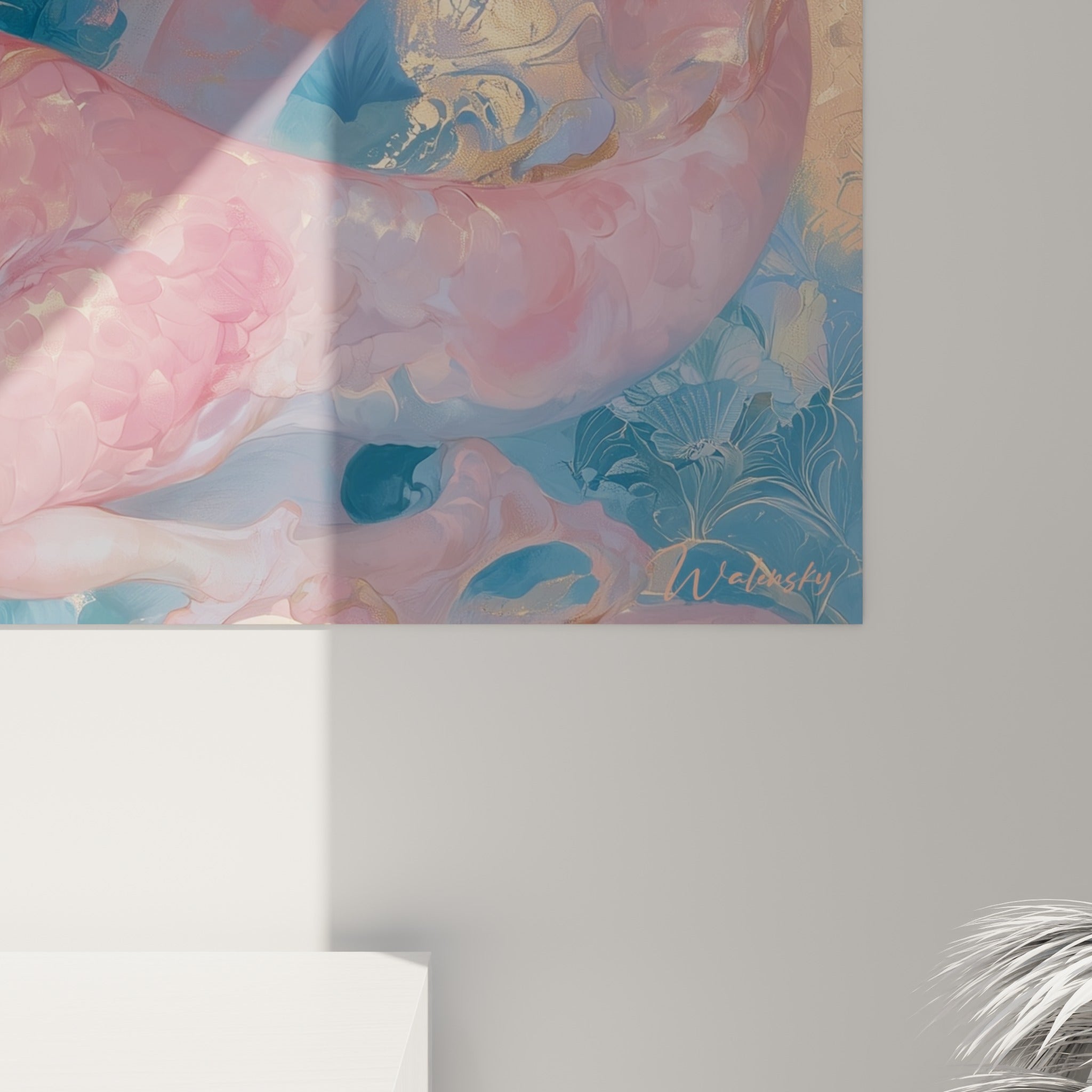Écailles roses et filaments dorés se fondant dans des touches bleu marine à fleur de toile