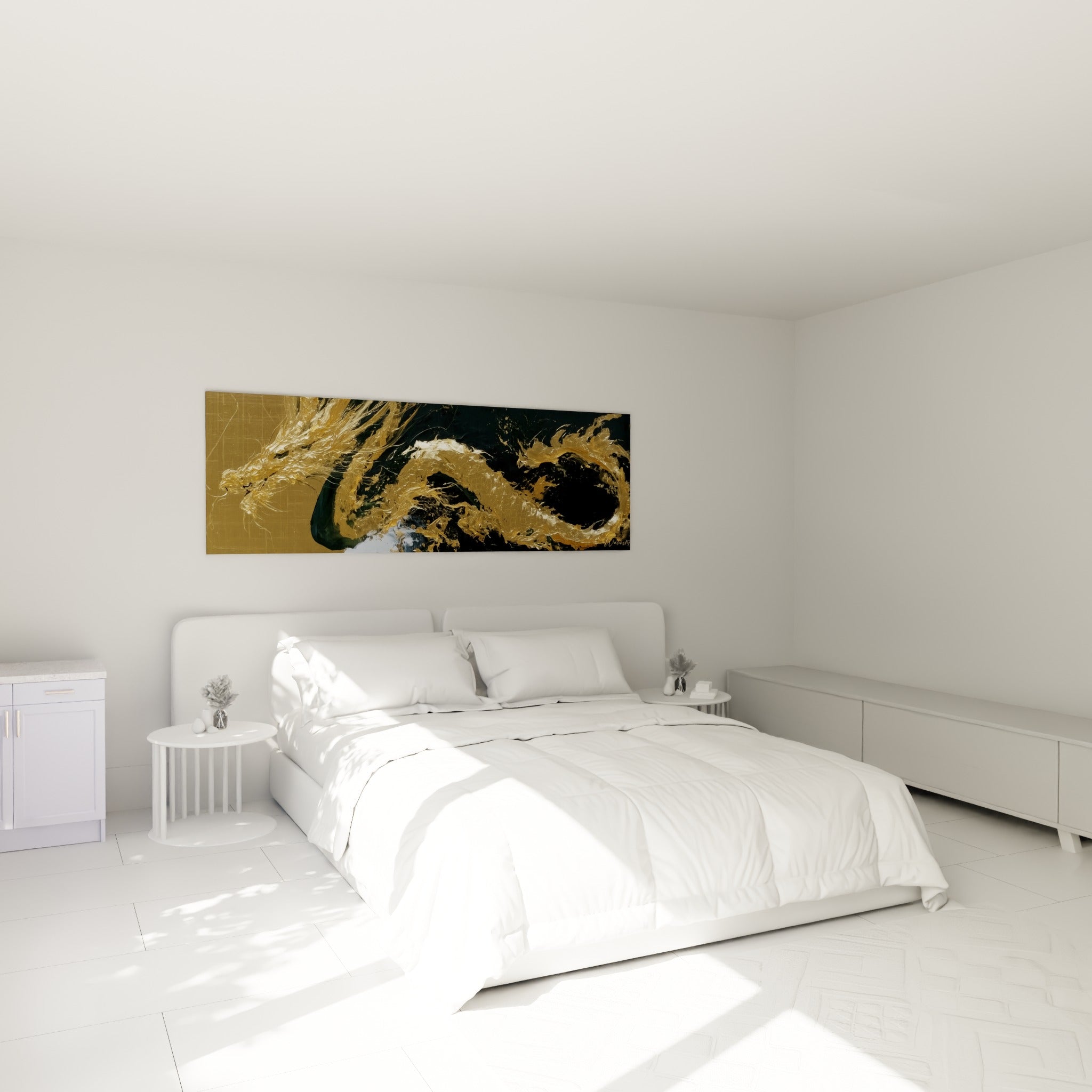 Créature dorée aux écailles texturées se déployant au-dessus d'un lit dans une chambre claire
