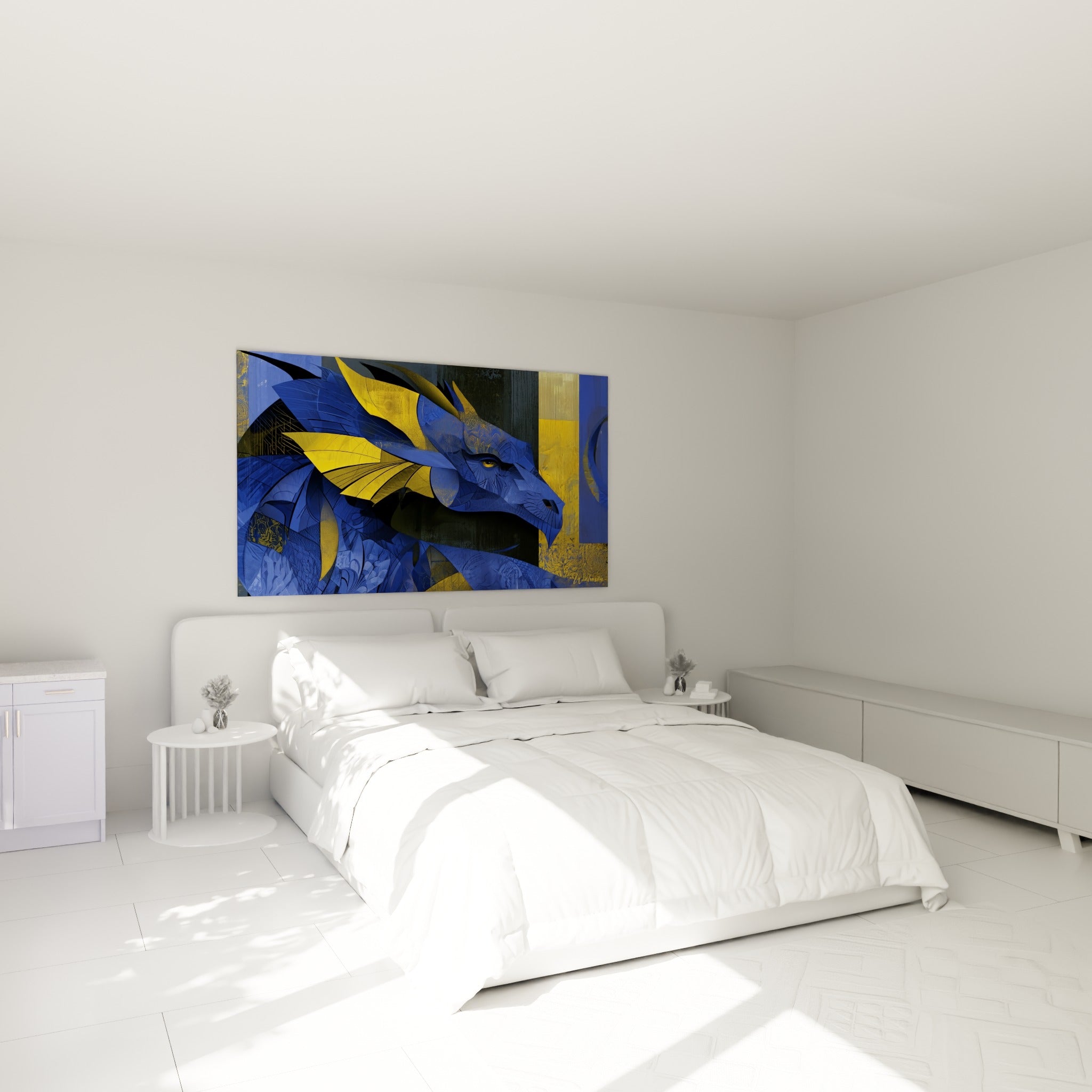 Créature mythique bleu et or aux facettes anguleuses, accrochée au-dessus d'un lit dans une chambre claire