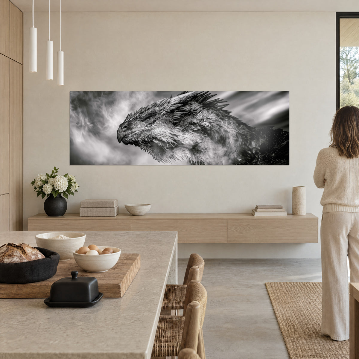 Quadro ritratto di wyvern in toni di grigio, piume arruffate e nebbia chiara, su una parete color crema sopra una credenza bassa