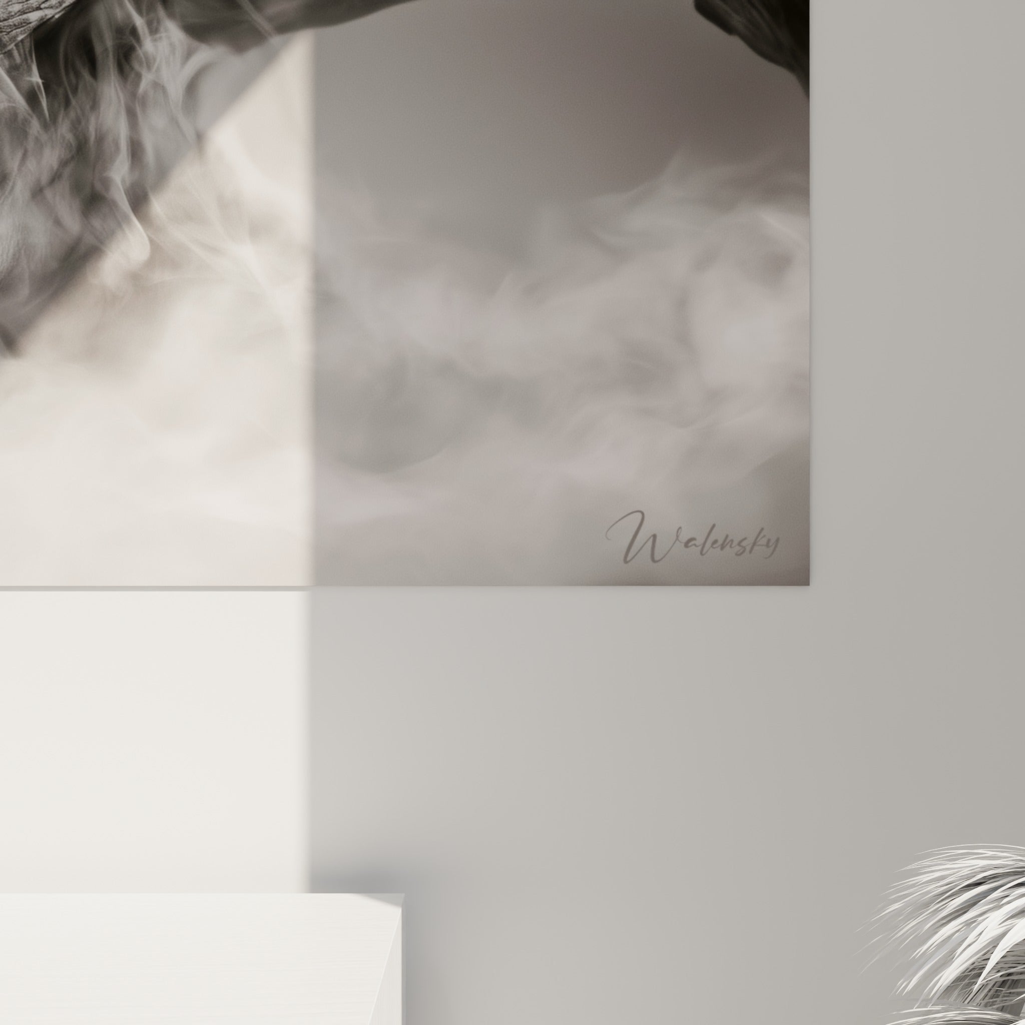 Écailles texturées gris perle et noir charbon du dragon, grain visible de l'impression et volutes de fumée blanche