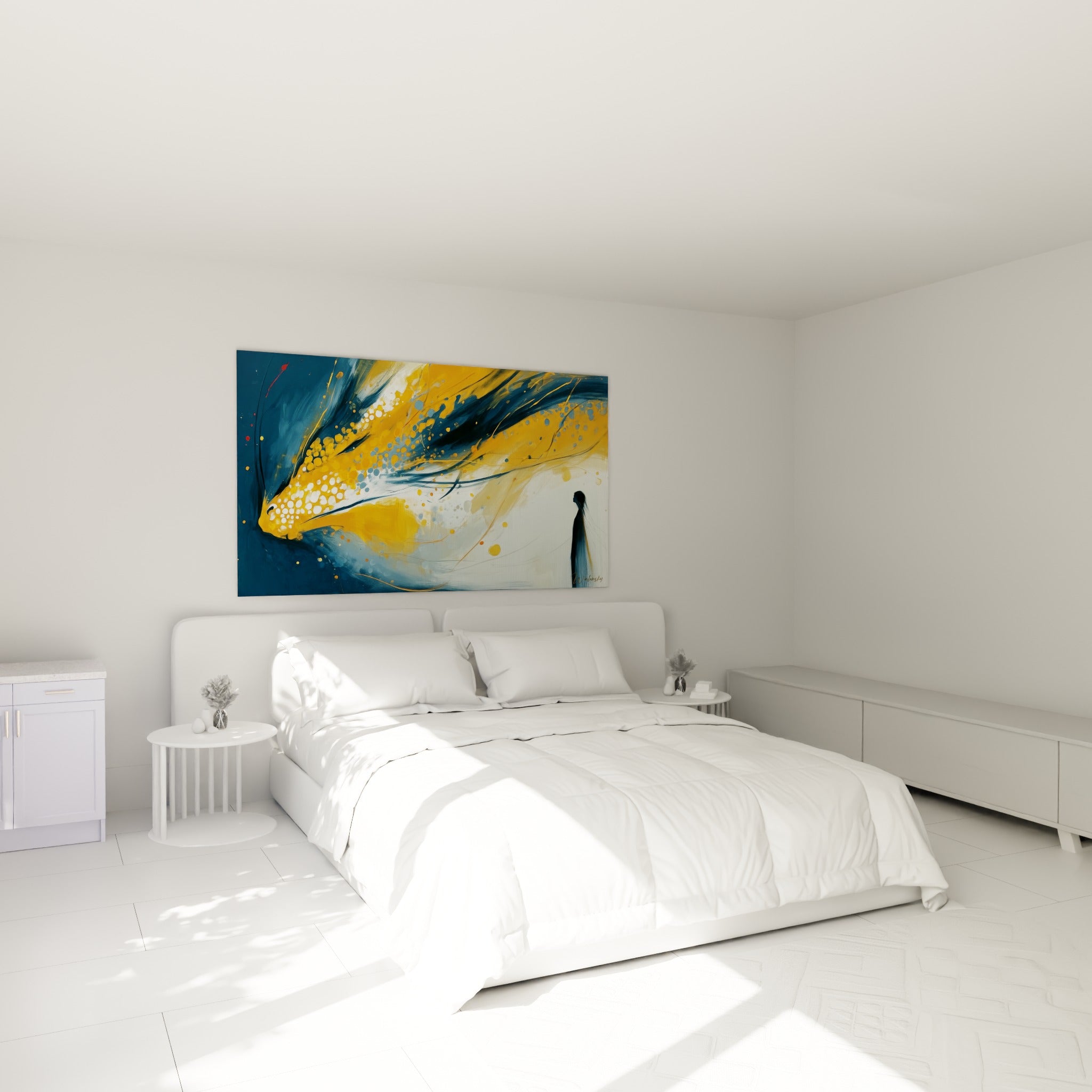 Créature céleste dorée et bleu marine traversant la toile, accrochée au-dessus d'un lit dans une chambre claire