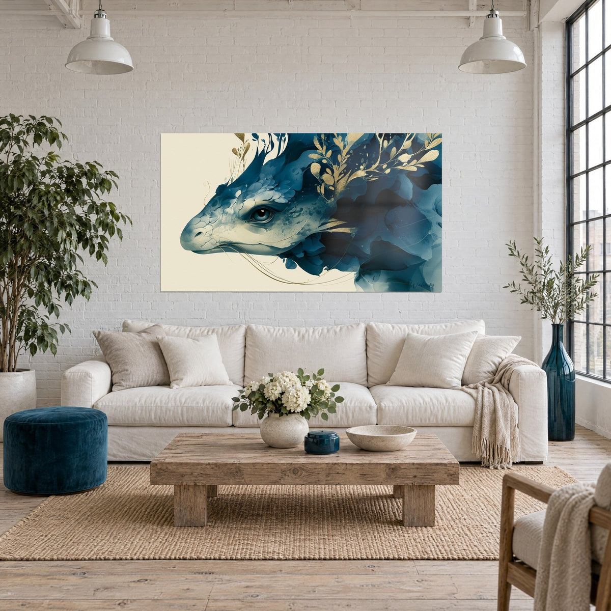 Tableau dragon marine aux feuilles d'or, œil rond et écailles pâles sur fond crème, au-dessus d'un canapé dans un salon lumineux
