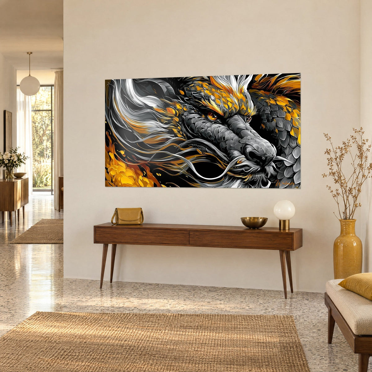 Tableau gueule de dragon aux yeux ambrés fixes, moustaches blanches et flammes dorées sur fond noir, sur un mur beige près d'une console en bois