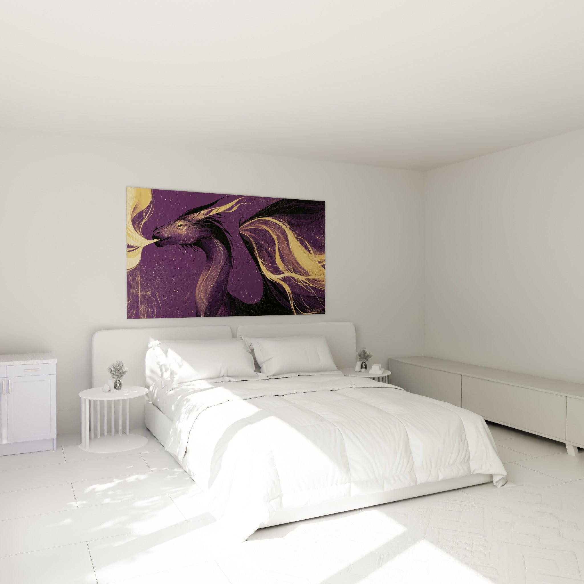 Créature mythique violette aux volutes dorées ondulantes, accrochée au-dessus d'un lit dans une chambre claire