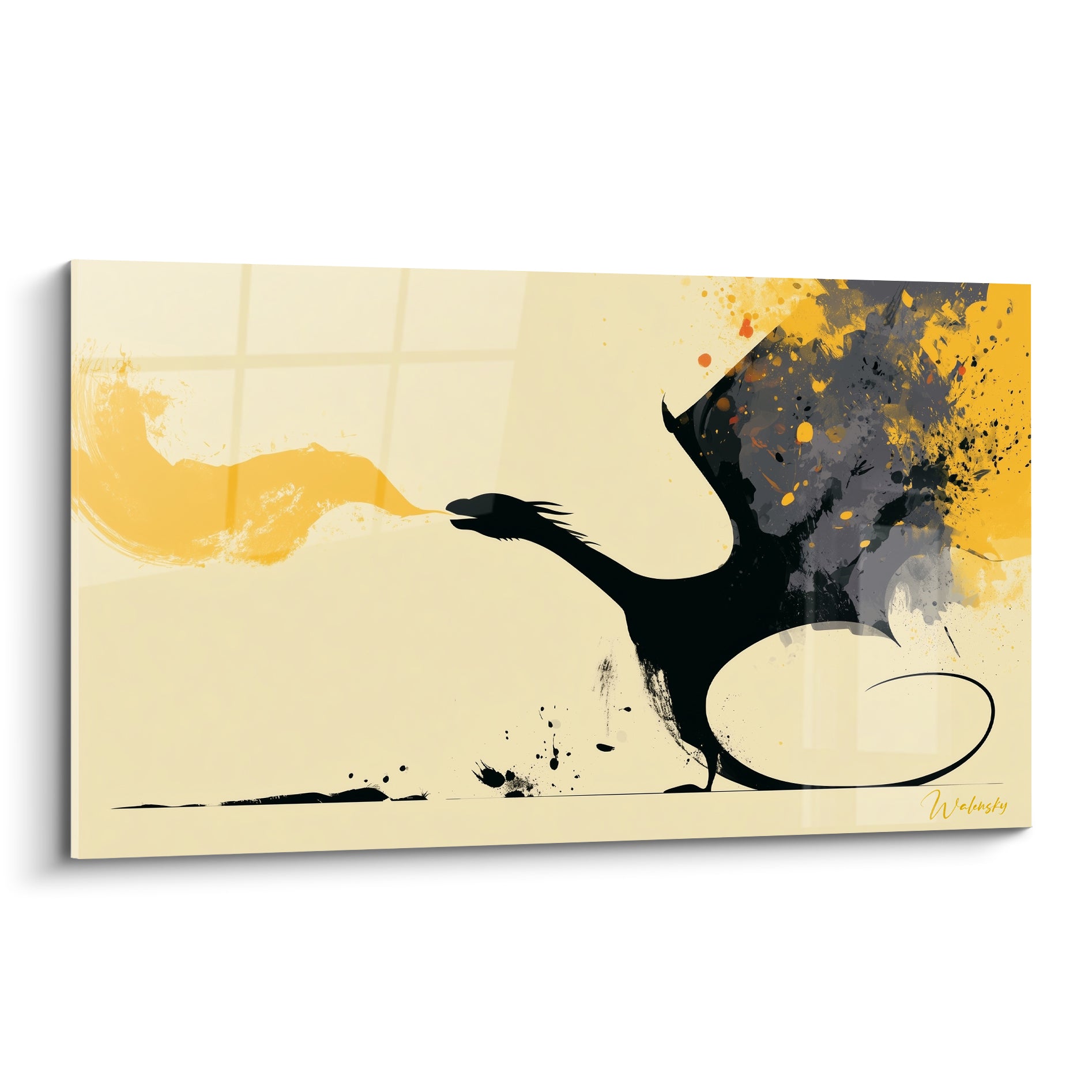 Dragon noir crachant un souffle doré sur fond crème, silhouette graphique et éclaboussures ocre