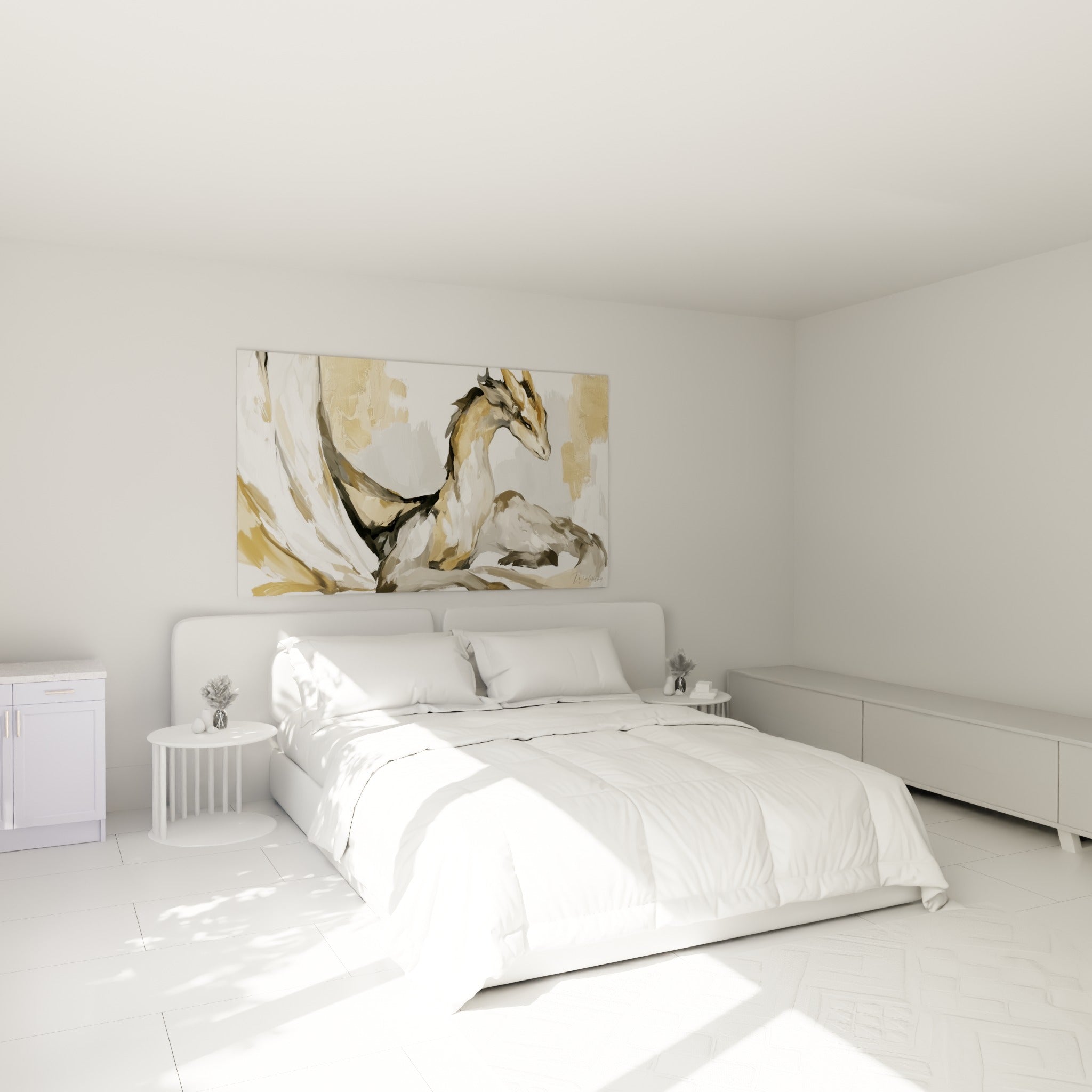 Créature ailée aux tons ocre et anthracite, posture paisible, au-dessus d'un lit dans une chambre claire