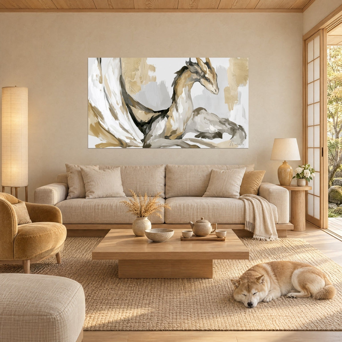 Quadro drago seduto con ali bianche ripiegate, pennellate beige dorato e grigie, uno Shiba sdraiato sopra un divano in un soggiorno luminoso