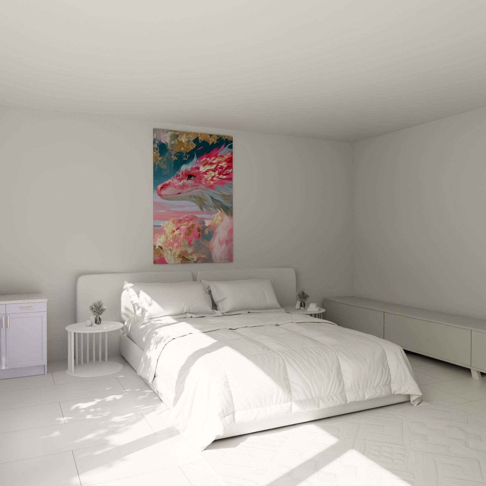 Créature ailée aux teintes roses et dorées, regard argenté au-dessus d'un lit dans une chambre claire