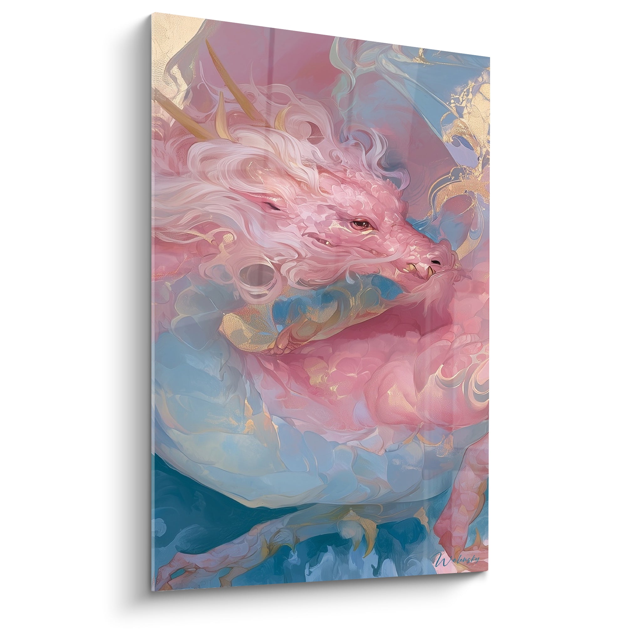 Dragon rose poudré lové aux écailles bleu ciel et cornes dorées, en plein cadre sur fond nuageux