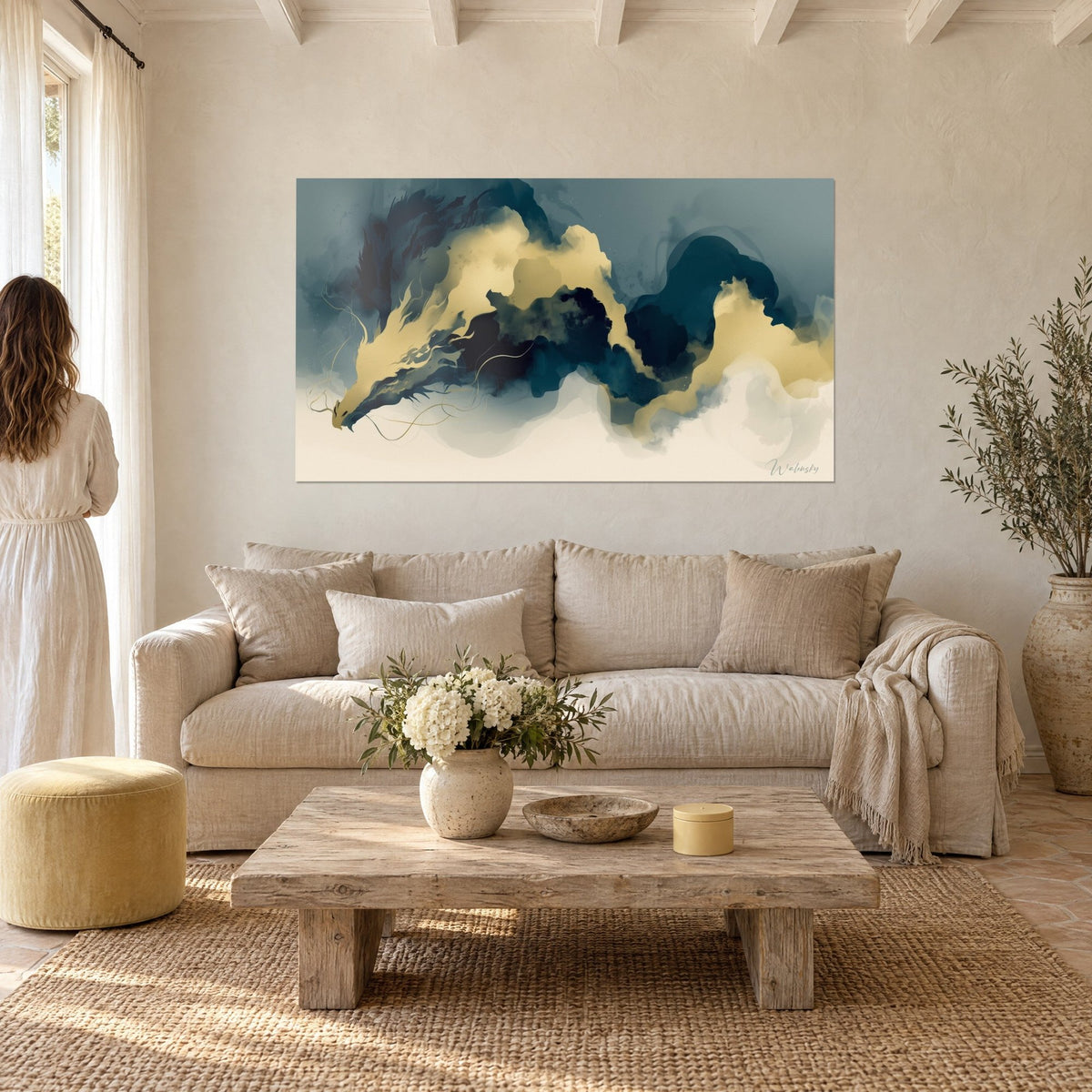 Quadro drago serpentino blu notte e oro, sottili linee di baffi, donna di spalle, sopra un divano in un soggiorno luminoso