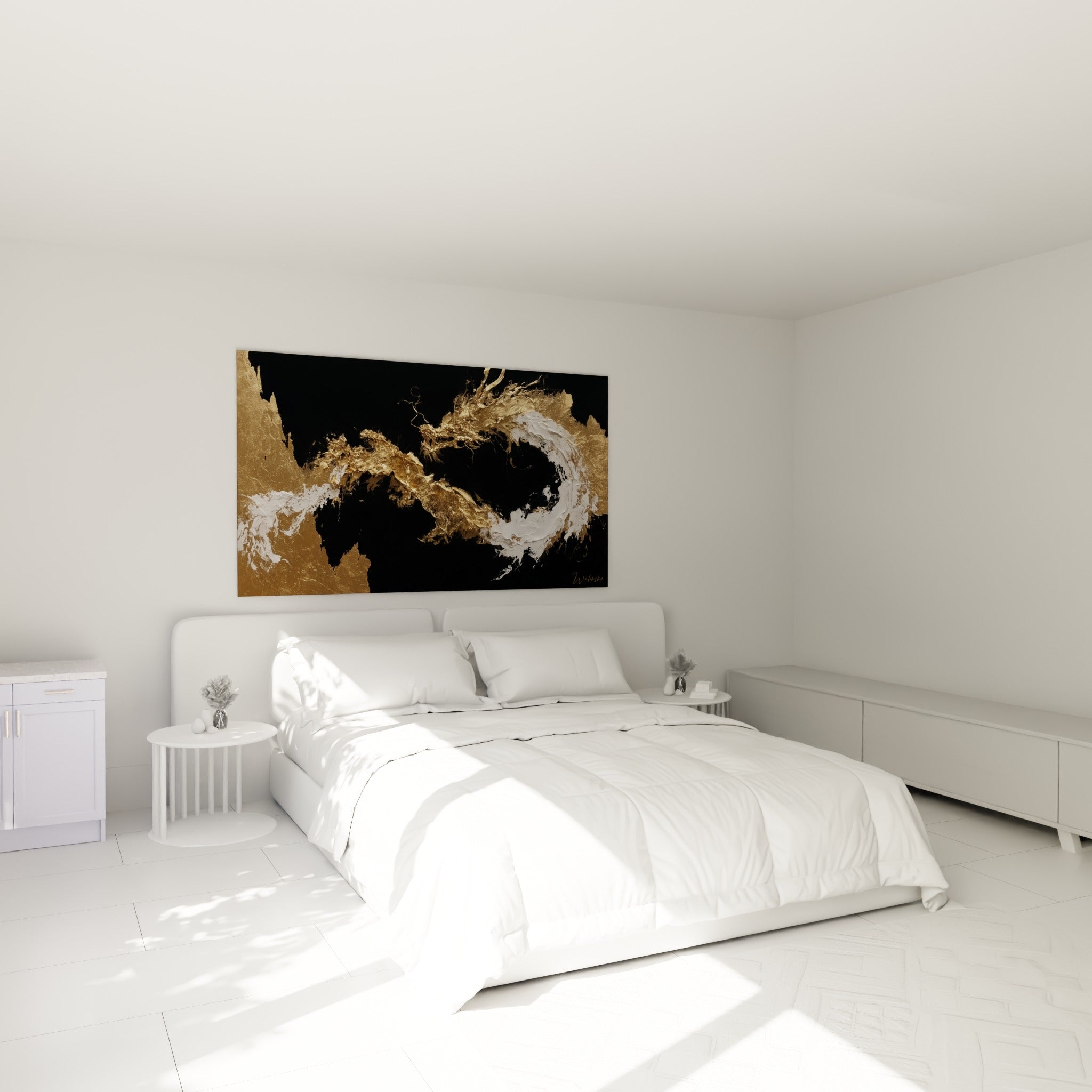 Créature dorée sinueuse aux traits blancs, accrochée au-dessus d'un lit dans une chambre claire