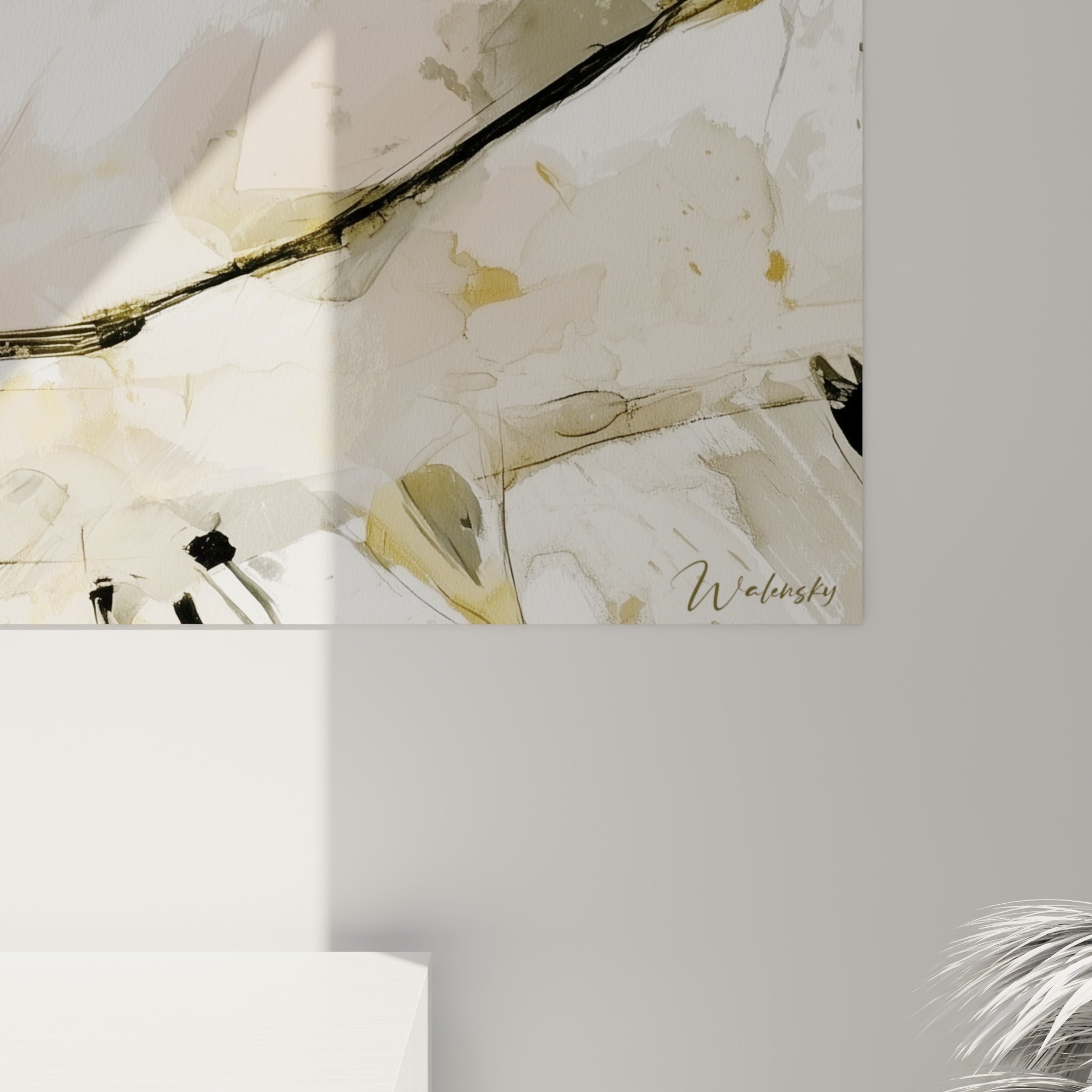 Empâtements dorés et coulures noires se mêlent aux touches beige sur la toile esquissée