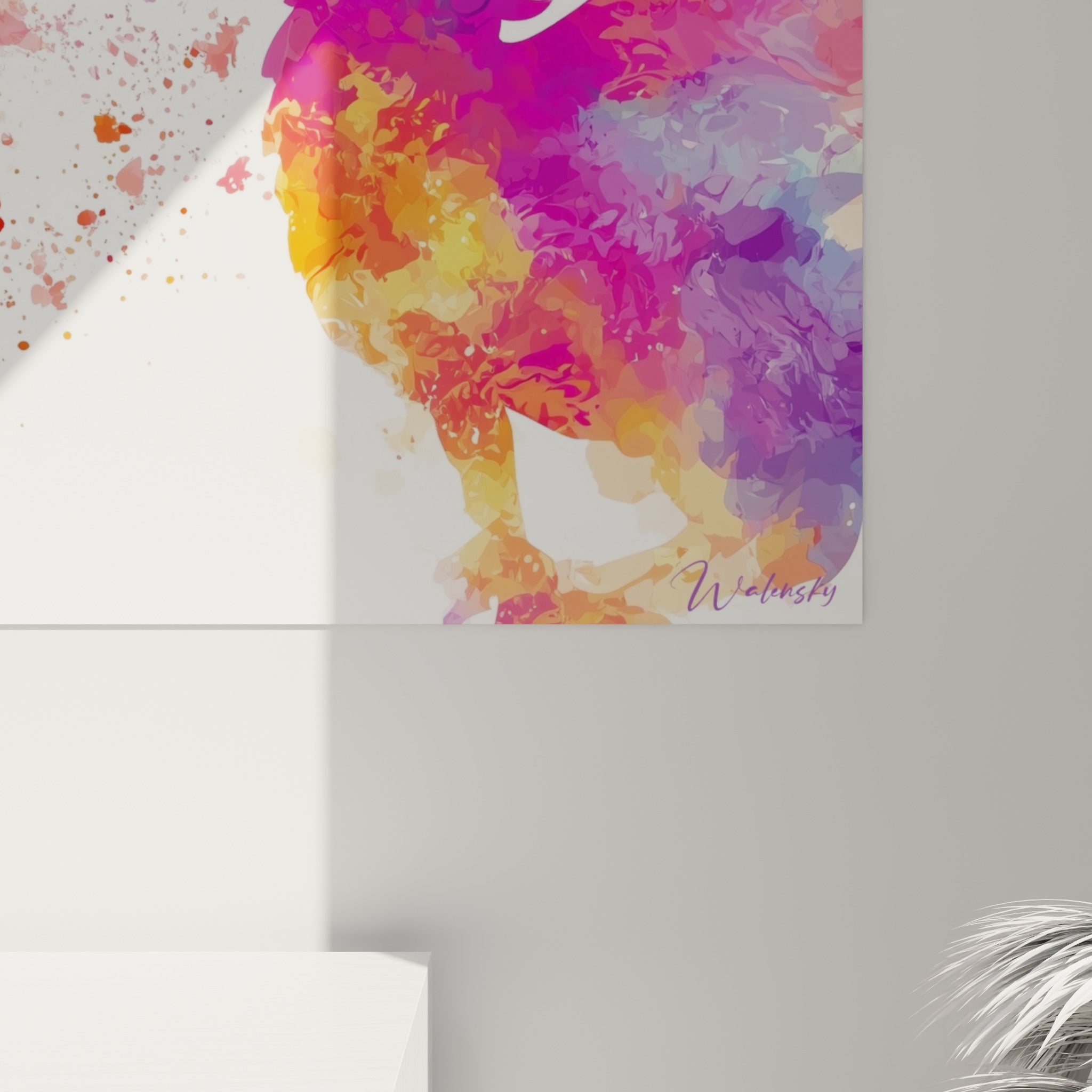 Empâtements et éclaboussures de peinture mêlant rose, violet et orangé sur la toile accrochée
