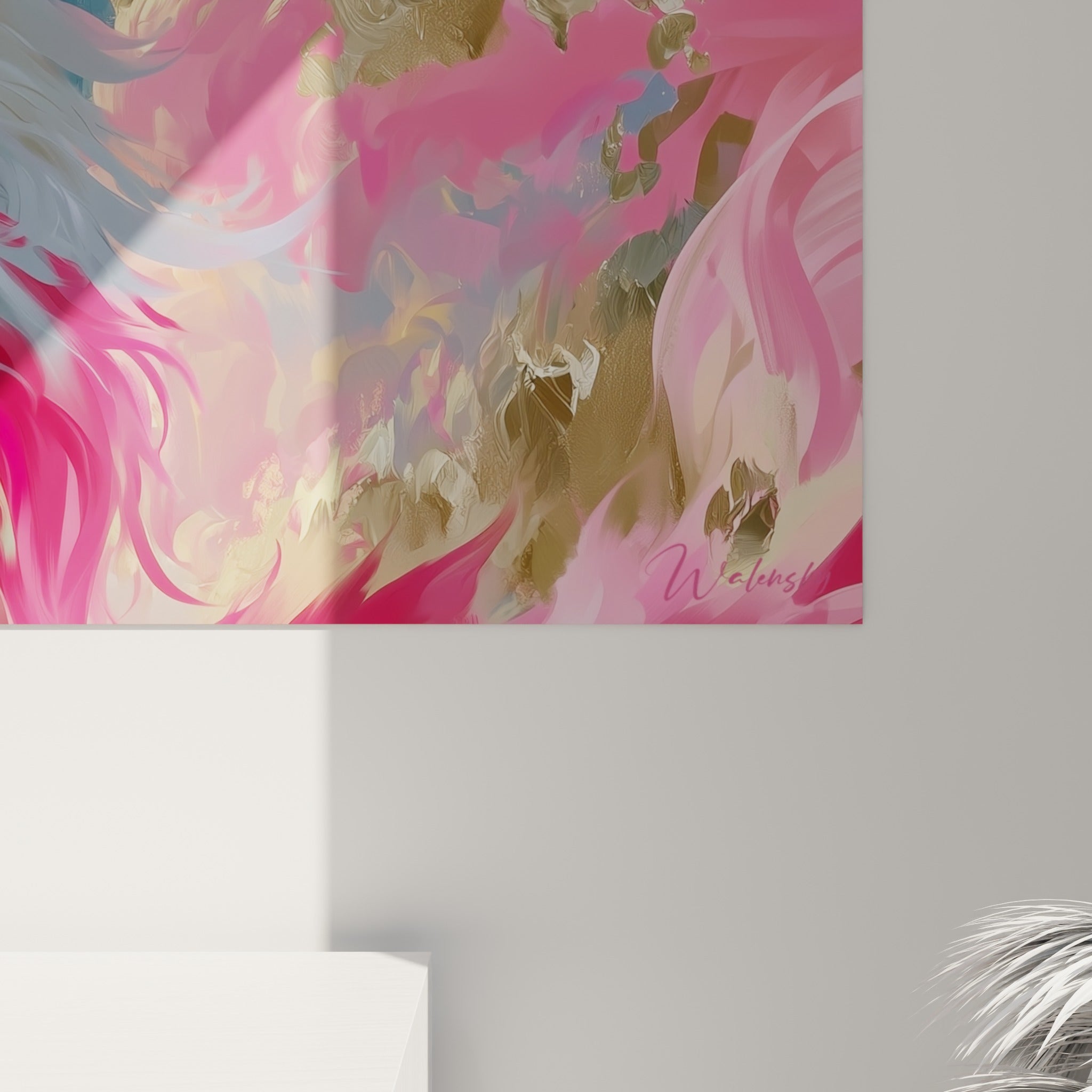 Empâtements dorés et coulures roses se mêlent en gros grain sur la toile du dragon accrochée au mur