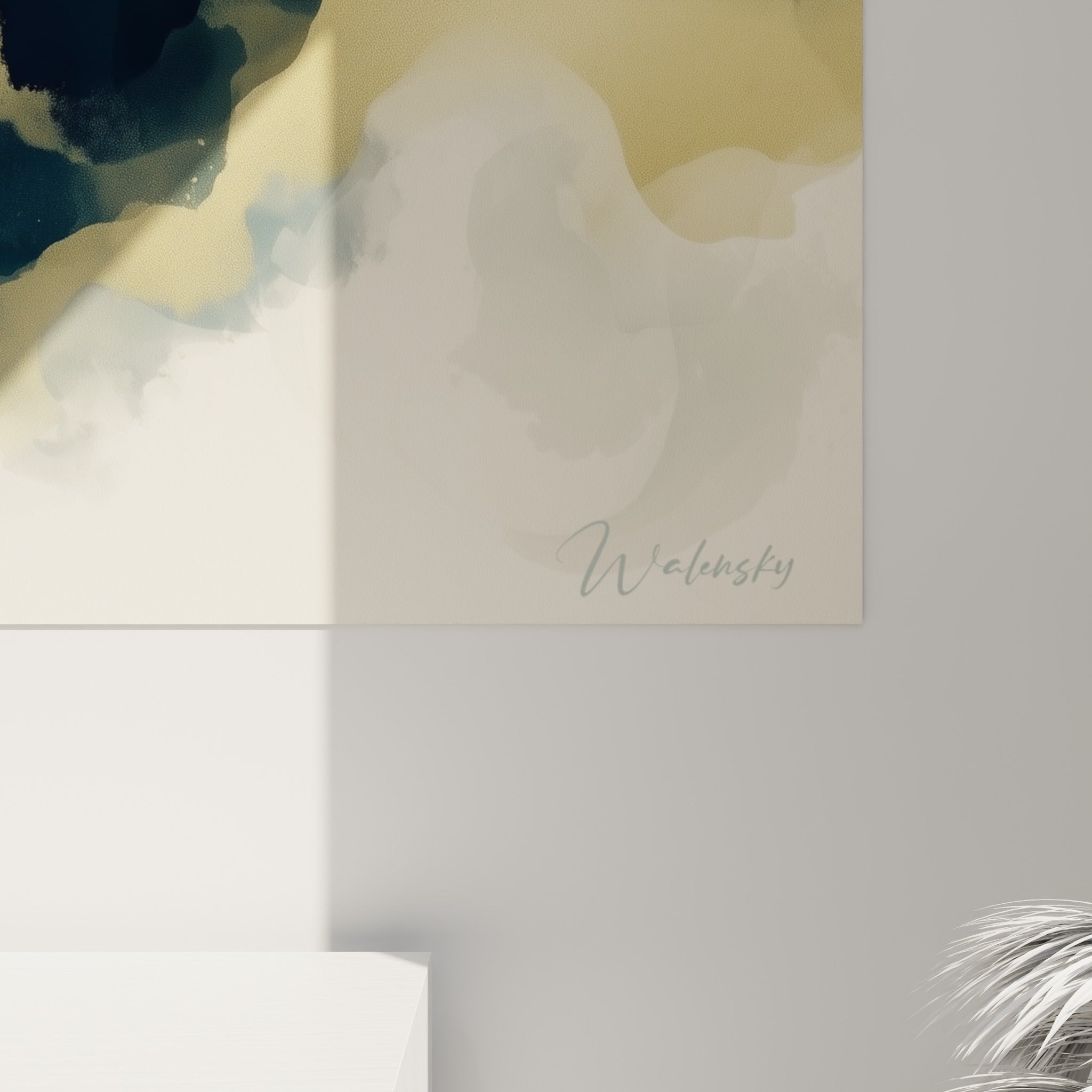 Empâtements dorés et coulures bleu marine se mêlant en aquarelle sur la toile accrochée
